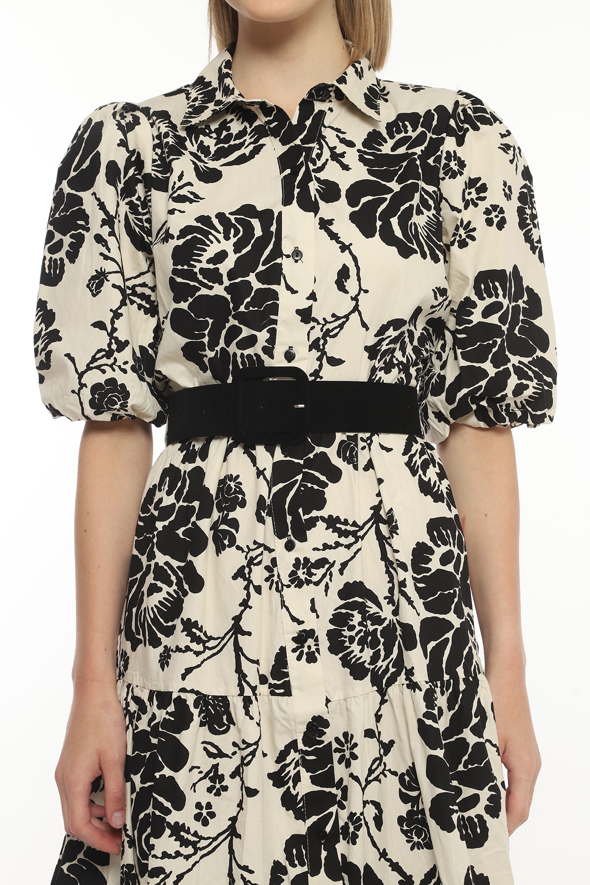 Damen-Neckholderkleid mit Blumenmuster und Gürtel