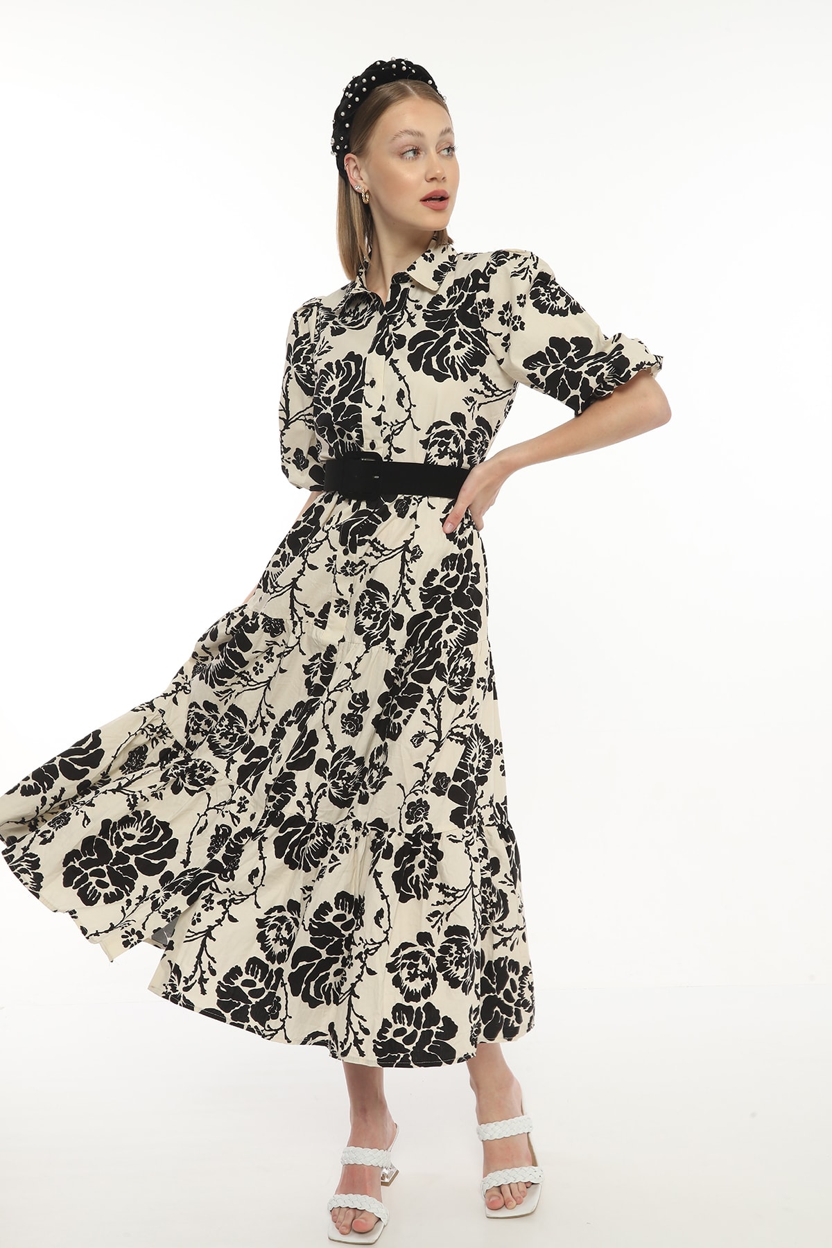Damen-Neckholderkleid mit Blumenmuster und Gürtel