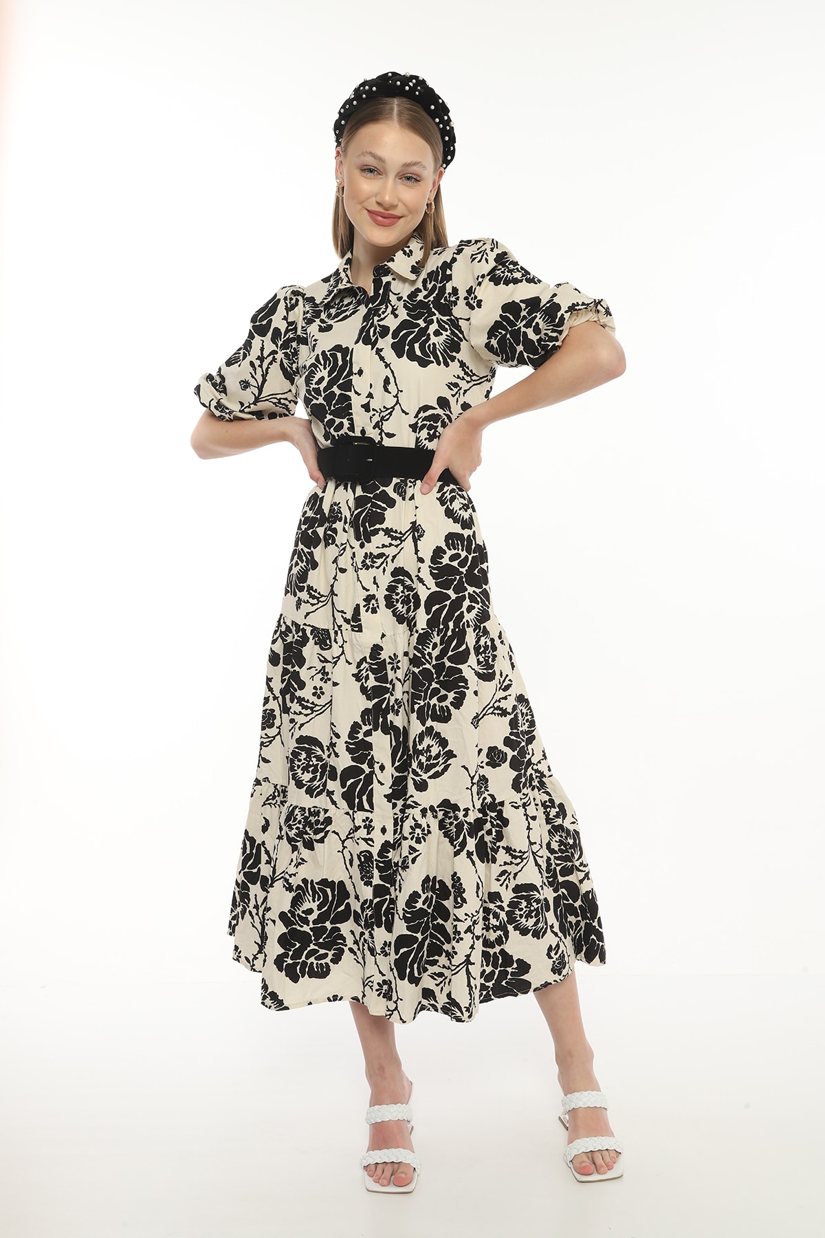Damen-Neckholderkleid mit Blumenmuster und Gürtel