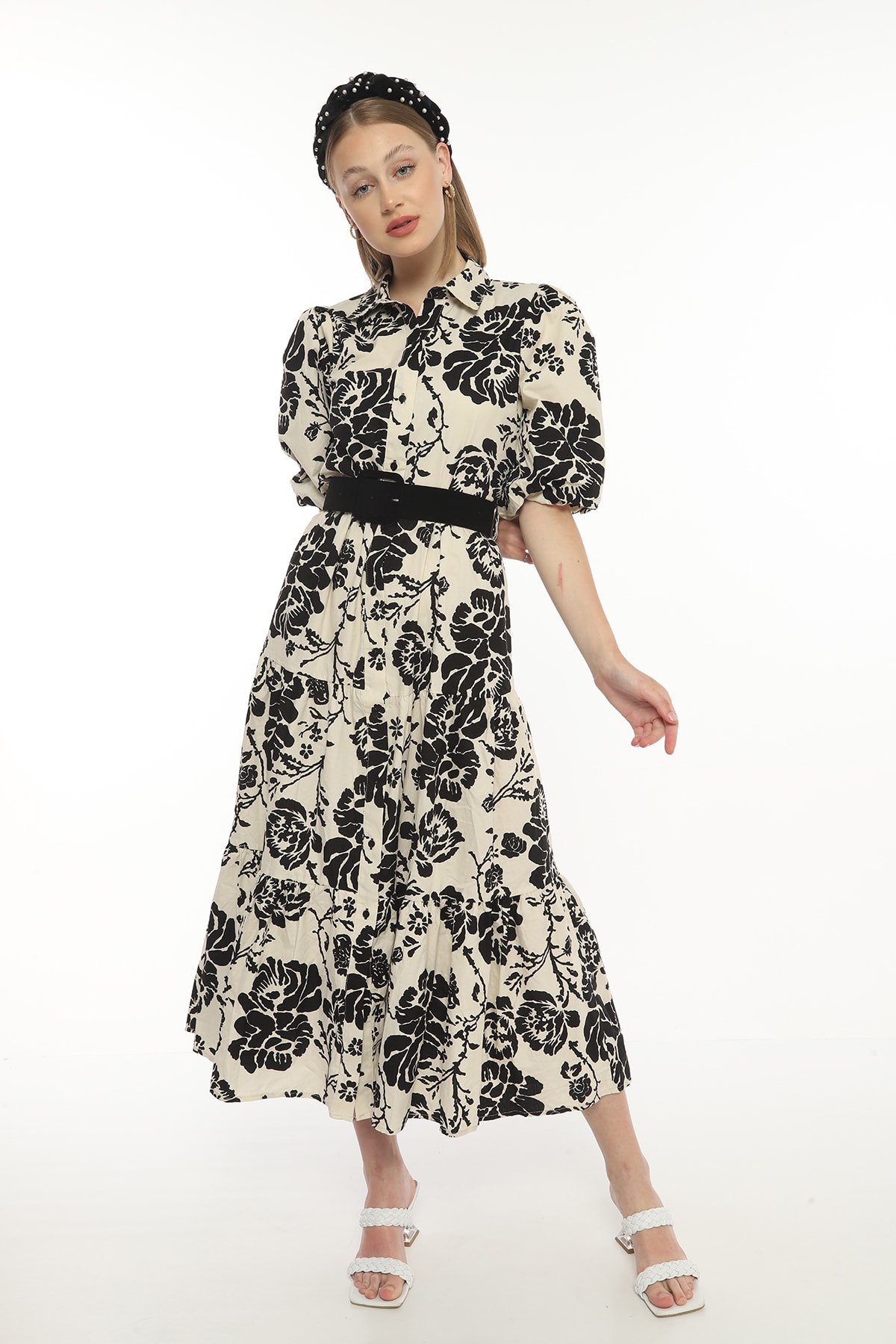 Damen-Neckholderkleid mit Blumenmuster und Gürtel