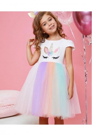 Weißes Kleid mit Regenbogenschnalle