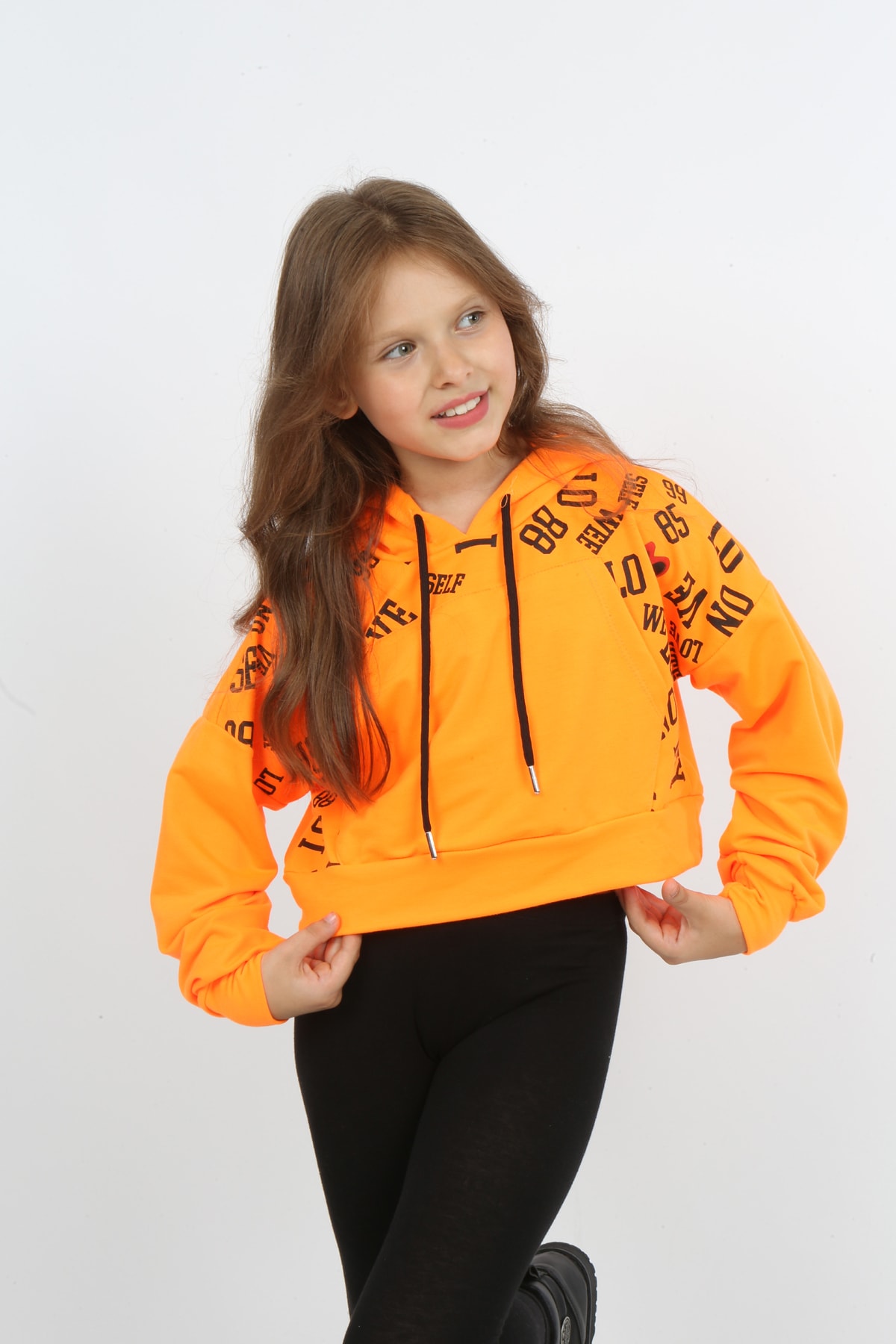 Kız Çocuk Göbek Üstü Kapüşonlu Cepli Baskılı Sweatshirt