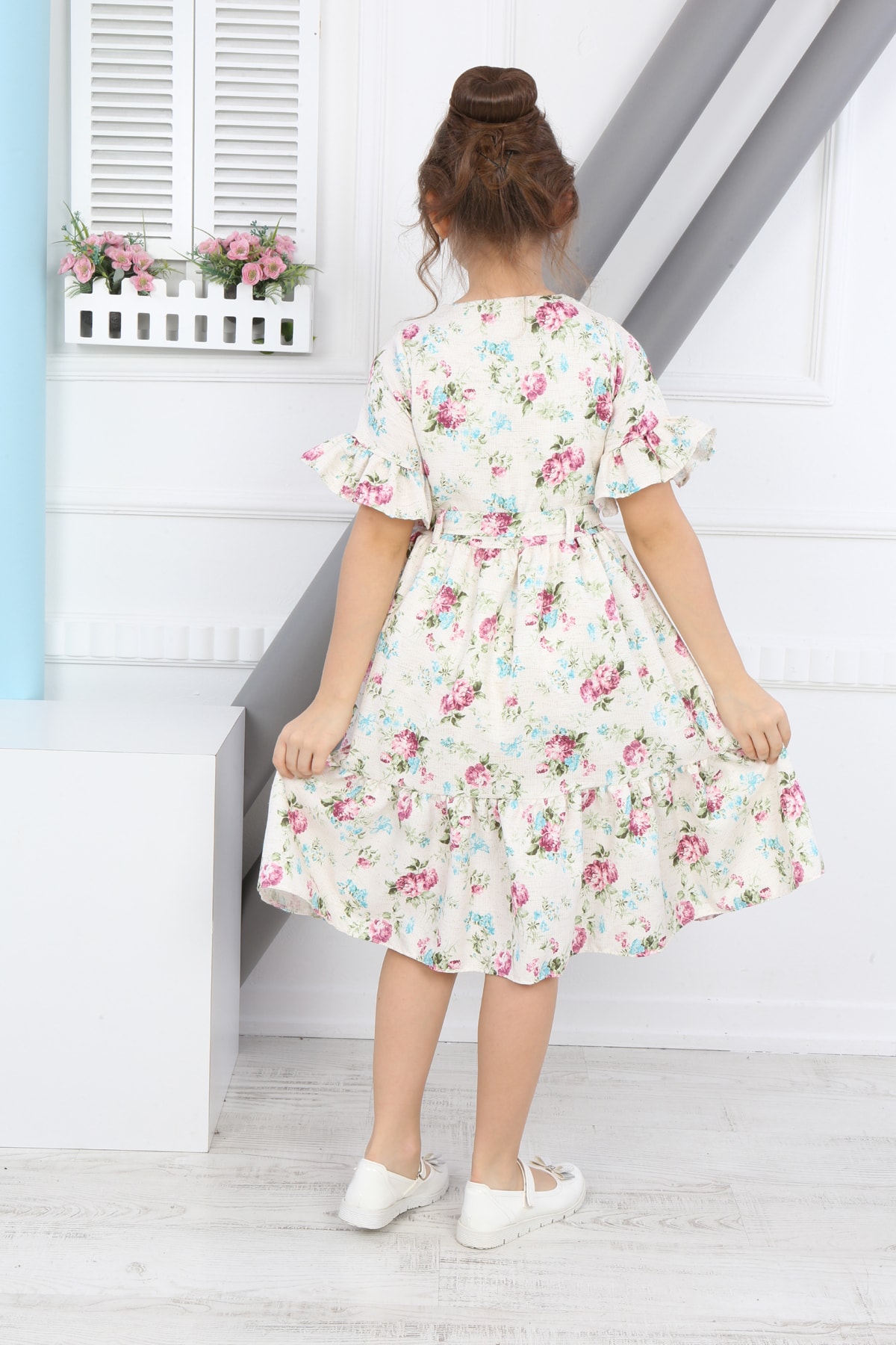 Mädchenkleid mit Blumenmuster und Gürtel