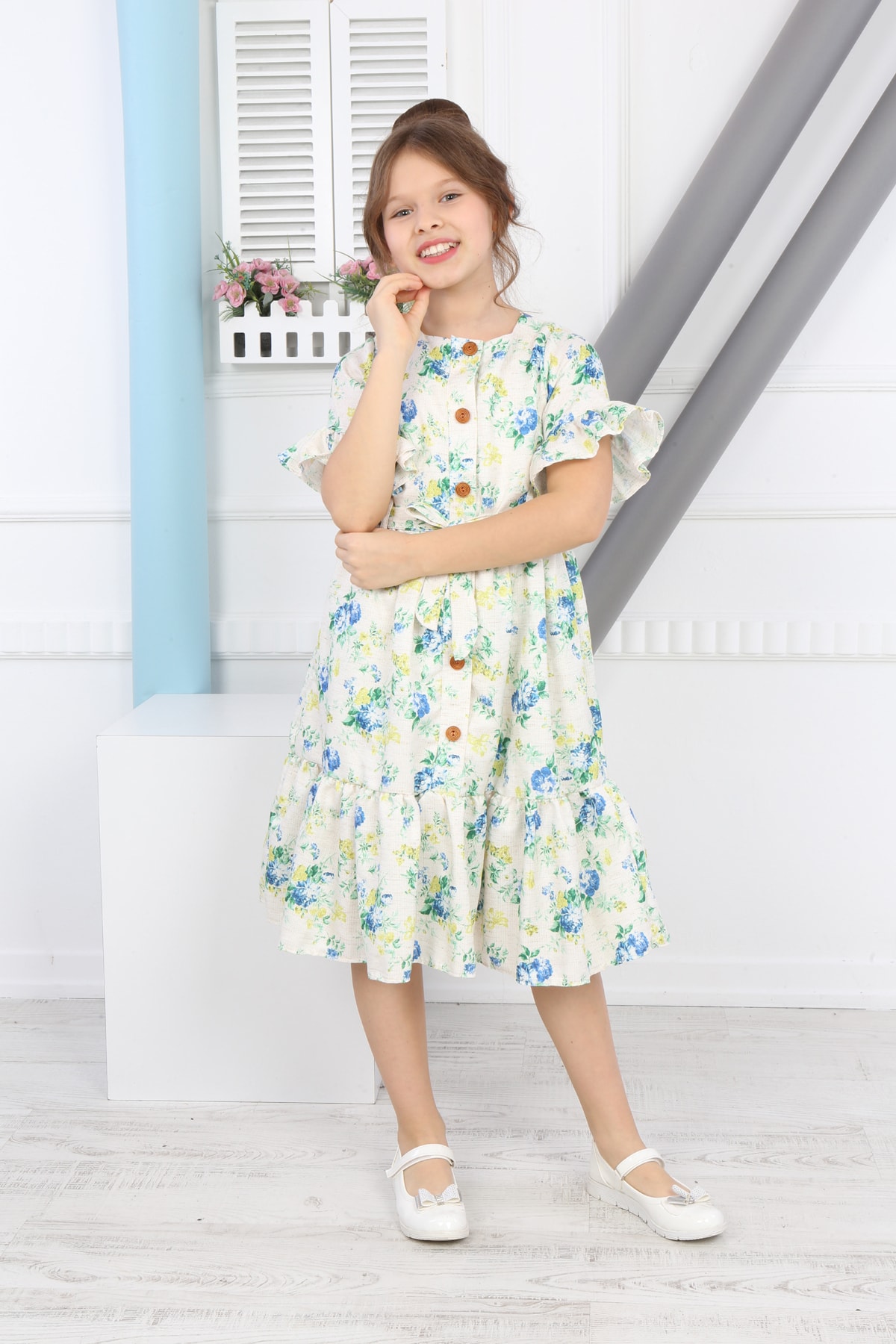 Mädchenkleid mit Blumenmuster und Gürtel