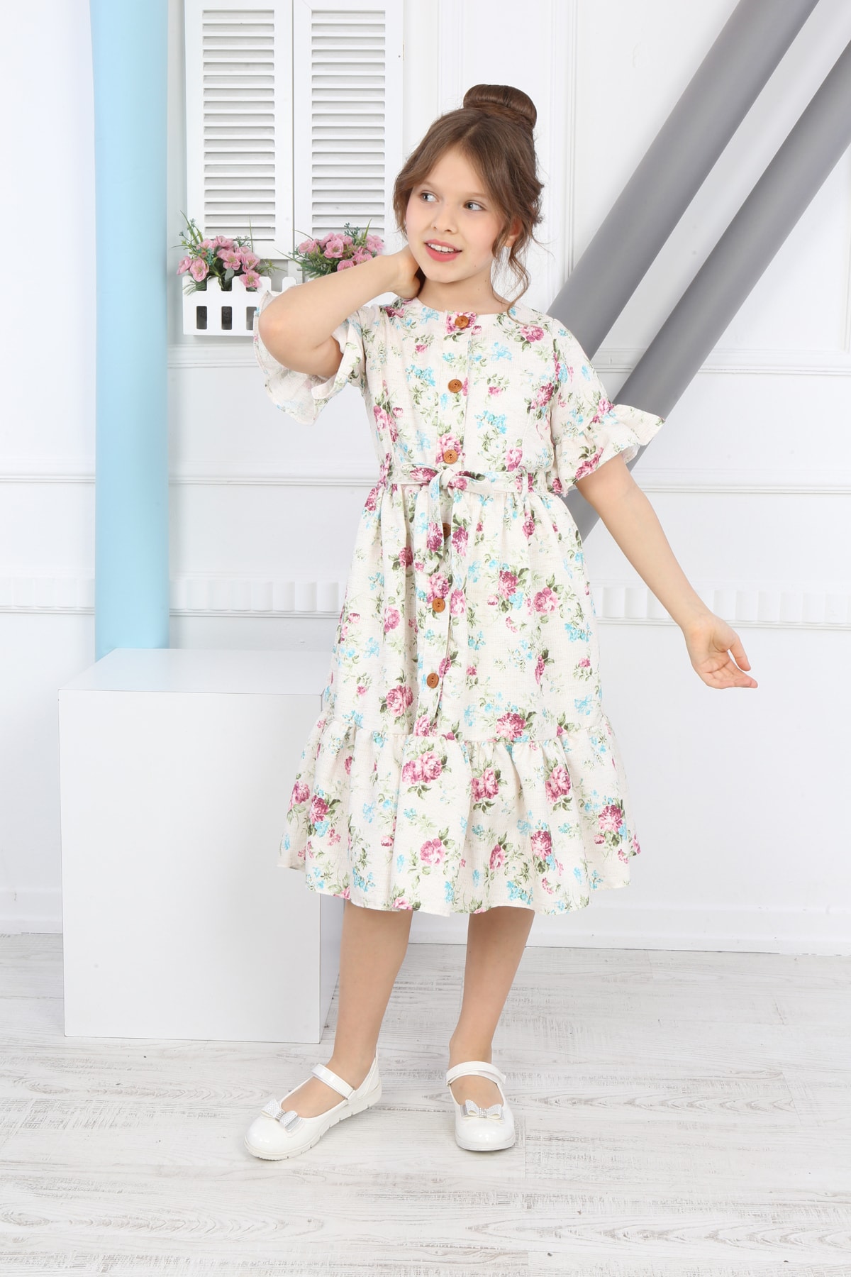 Mädchenkleid mit Blumenmuster und Gürtel