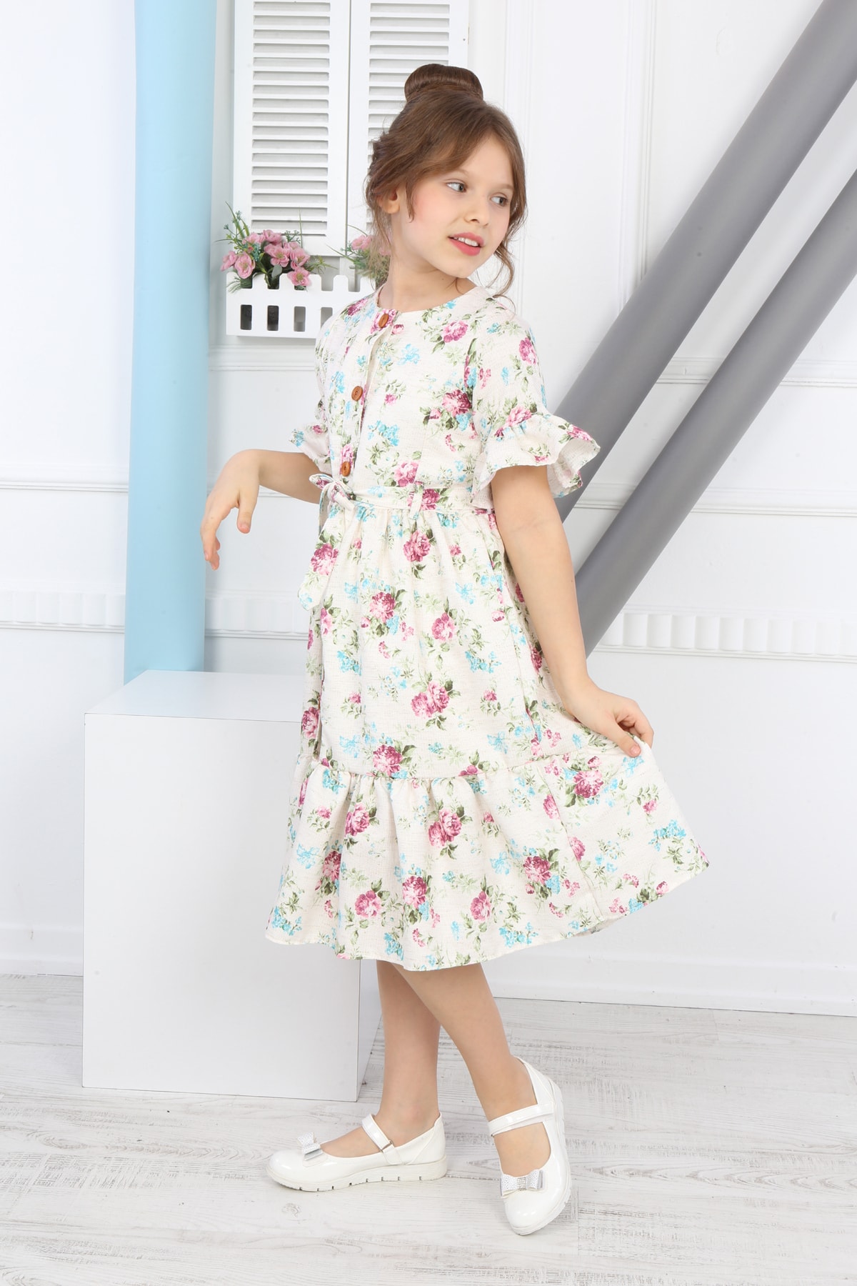Mädchenkleid mit Blumenmuster und Gürtel