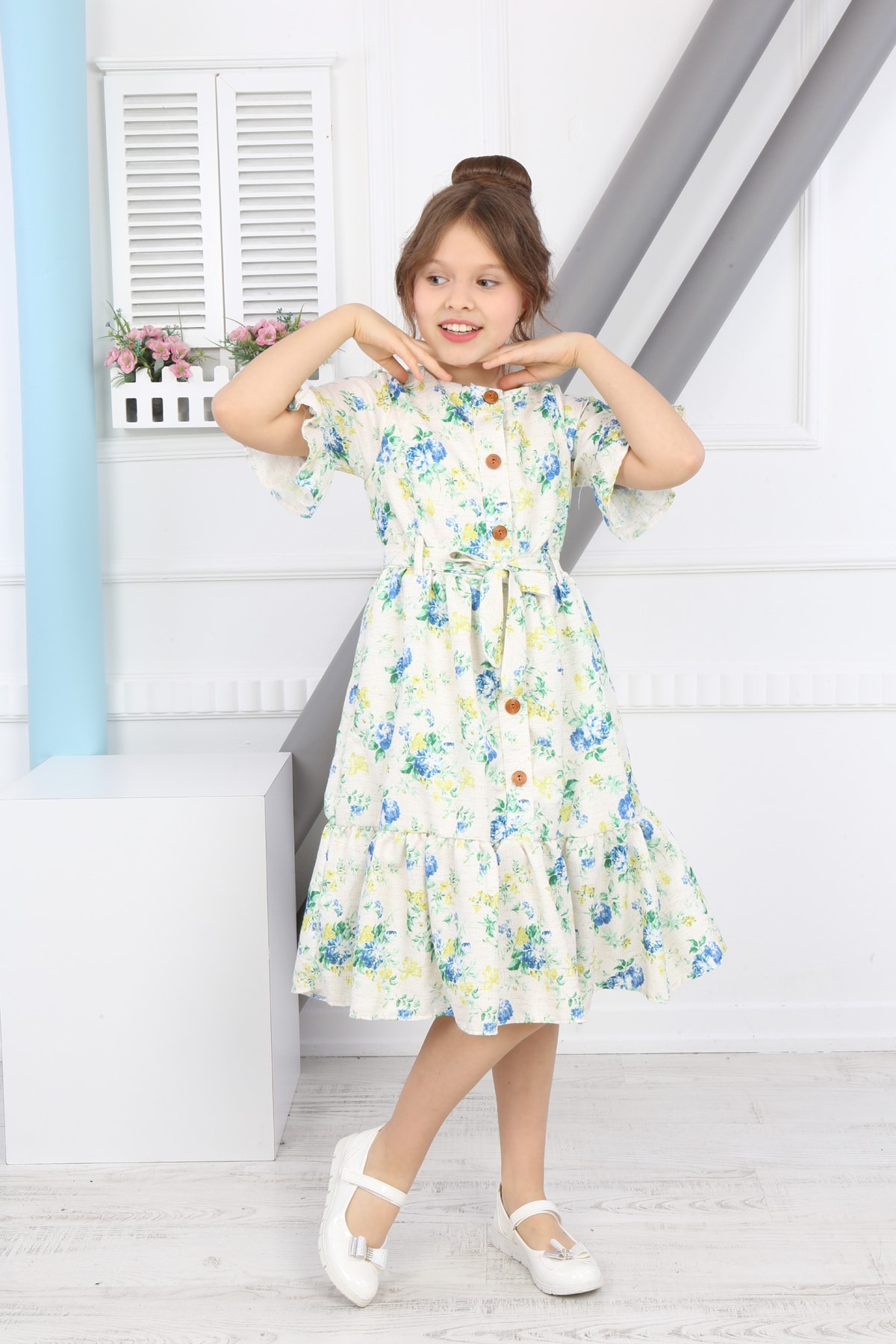 Mädchenkleid mit Blumenmuster und Gürtel