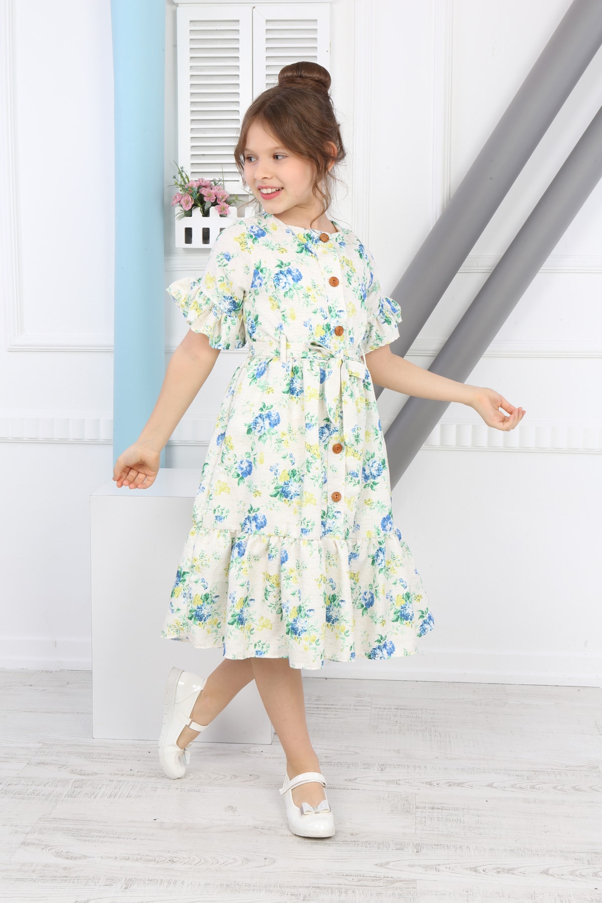 Mädchenkleid mit Blumenmuster und Gürtel