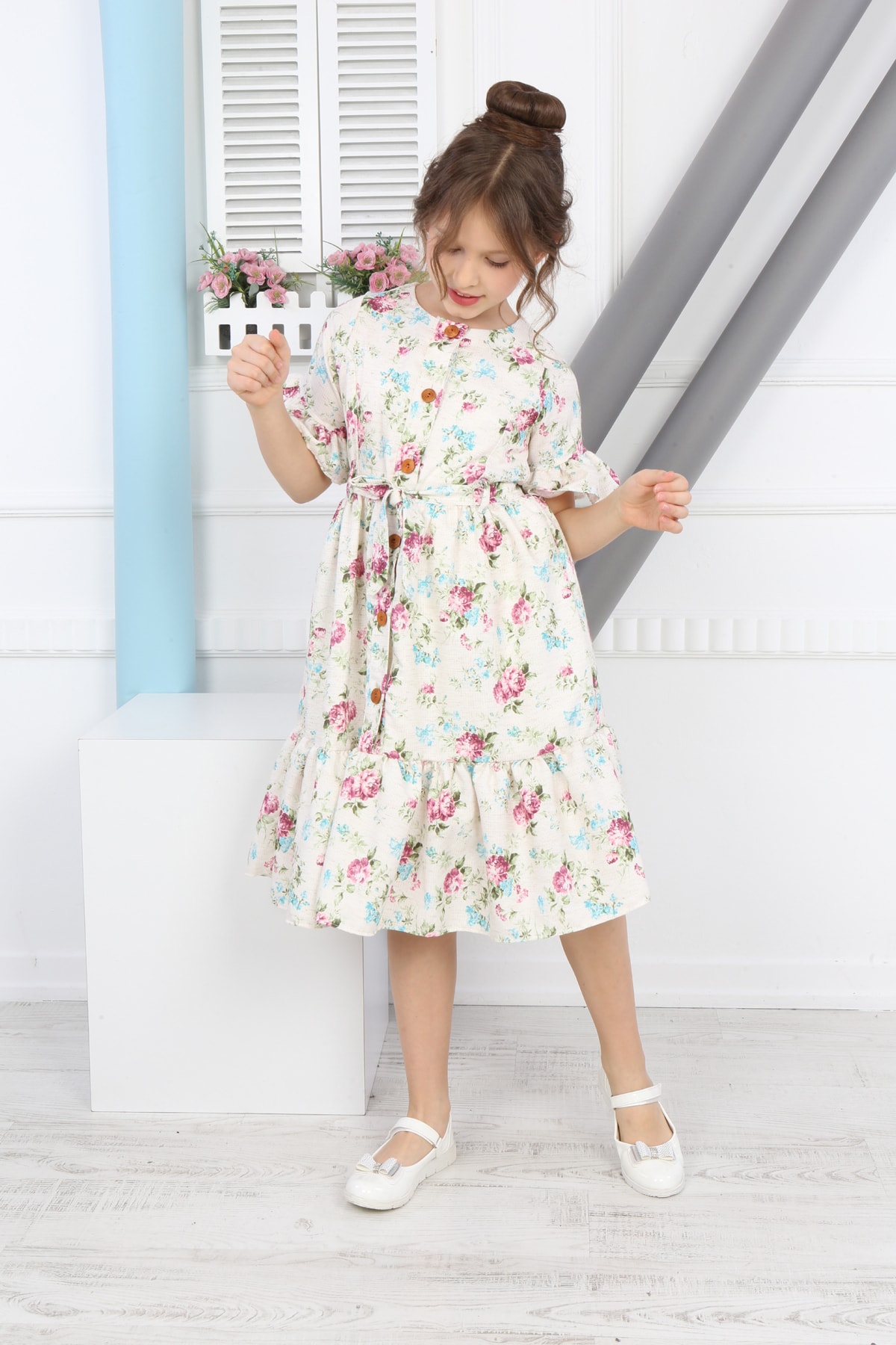 Mädchenkleid mit Blumenmuster und Gürtel