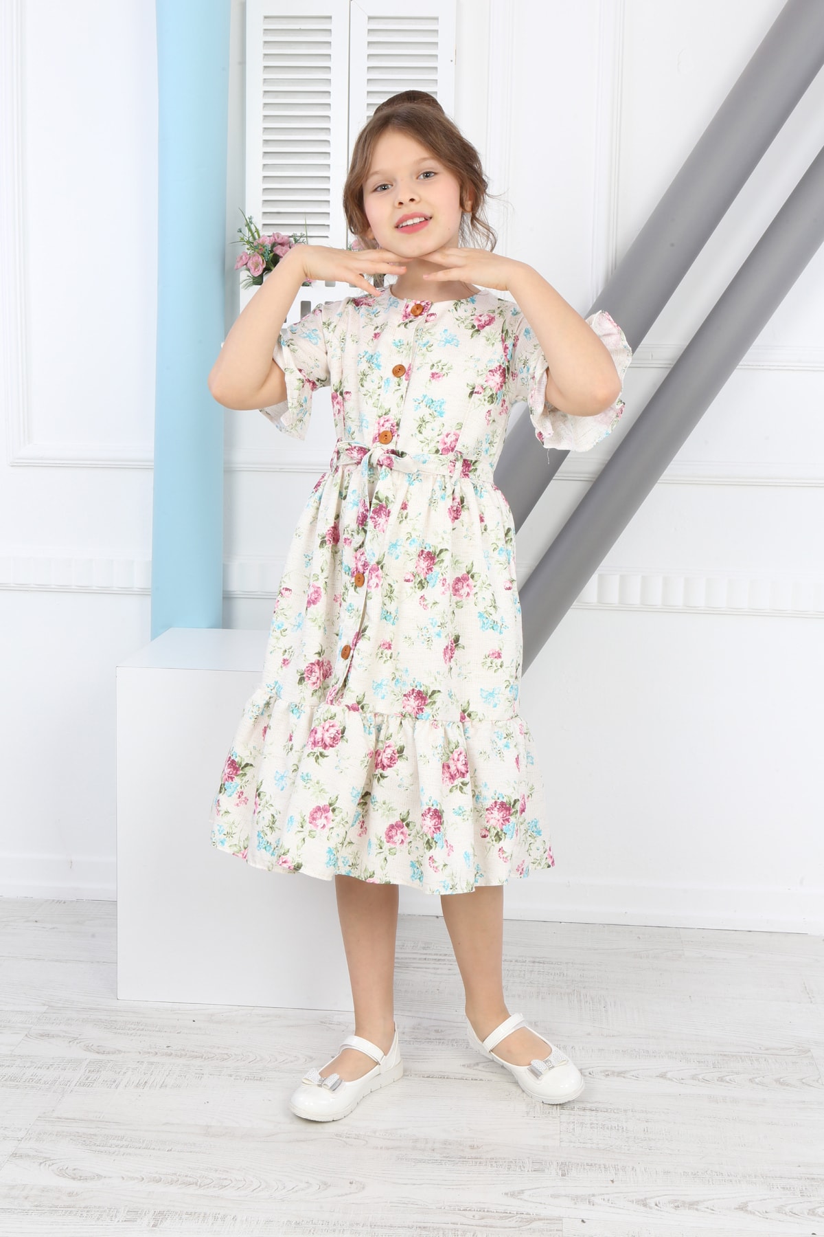 Mädchenkleid mit Blumenmuster und Gürtel