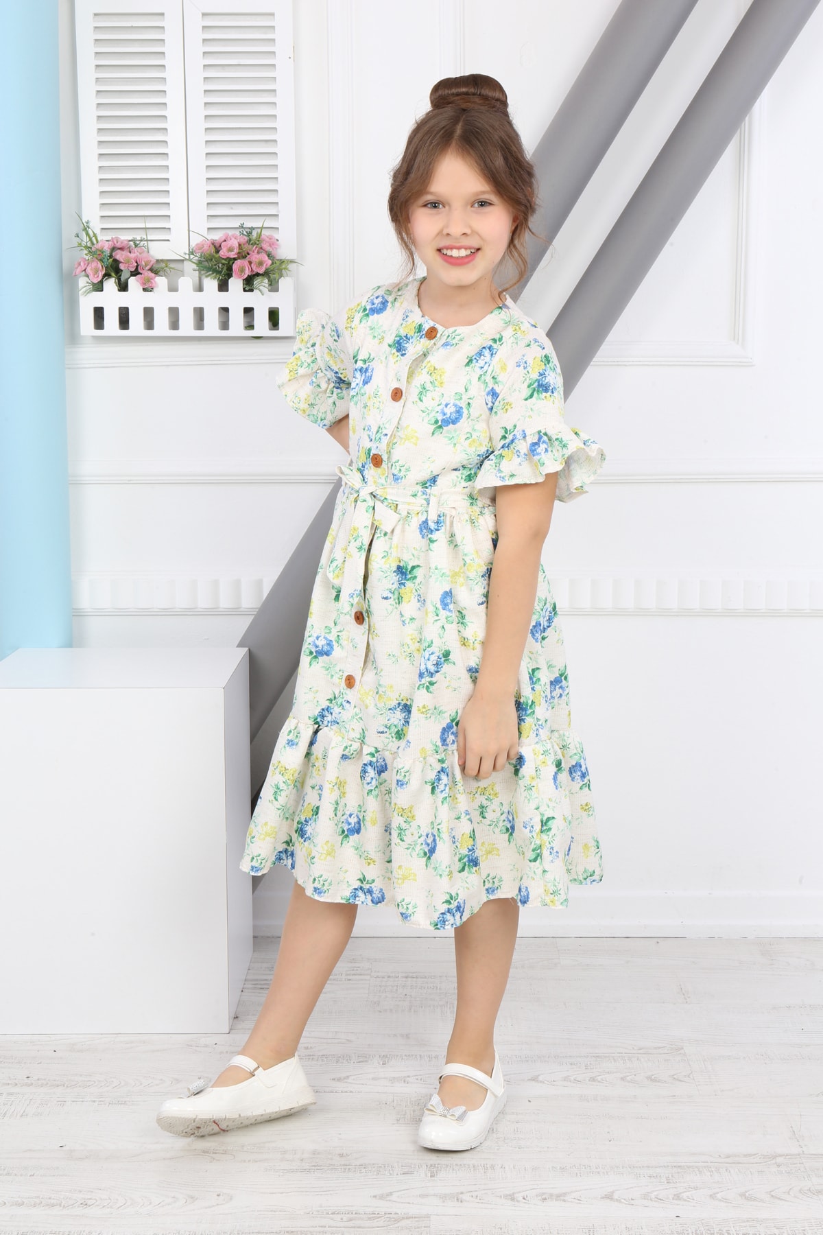Mädchenkleid mit Blumenmuster und Gürtel