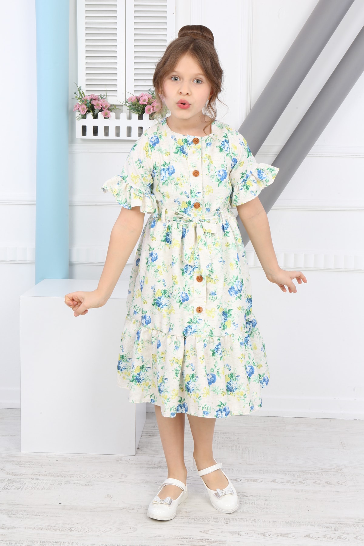 Mädchenkleid mit Blumenmuster und Gürtel