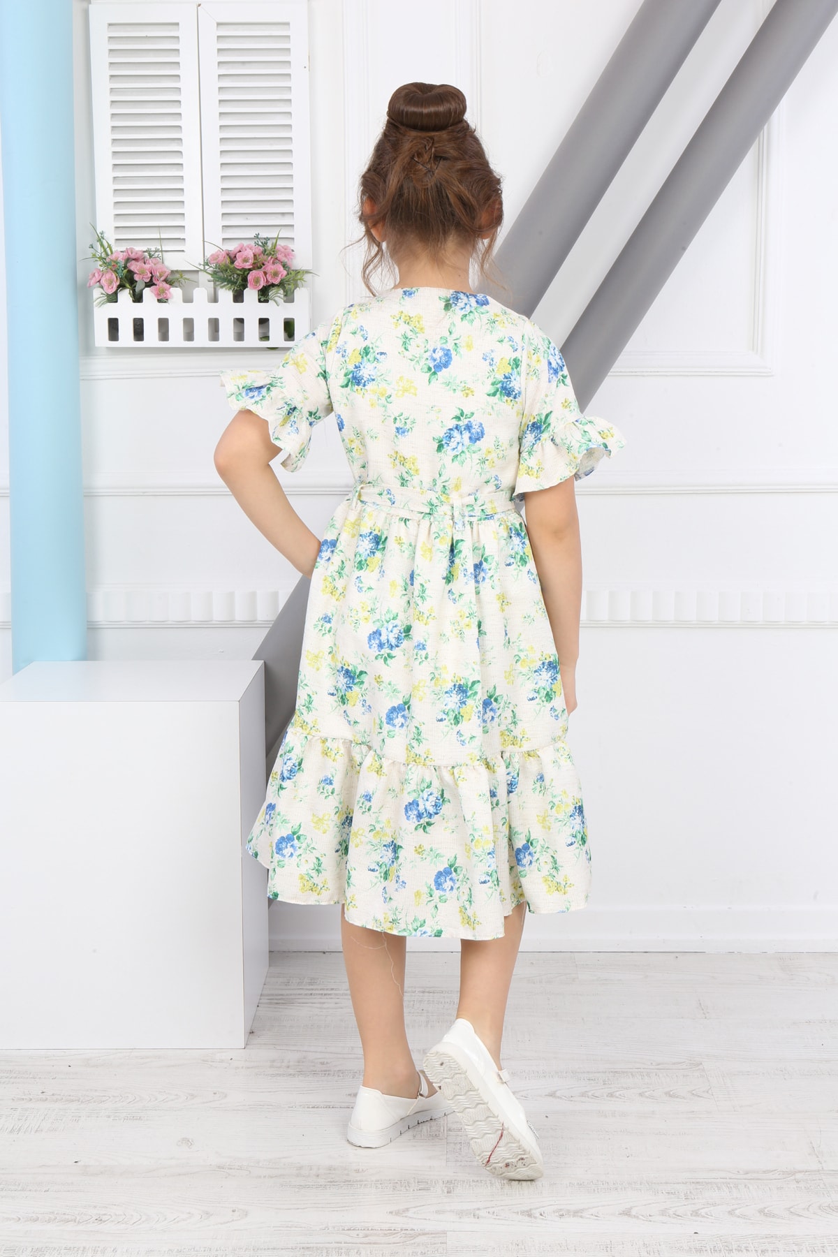 Mädchenkleid mit Blumenmuster und Gürtel