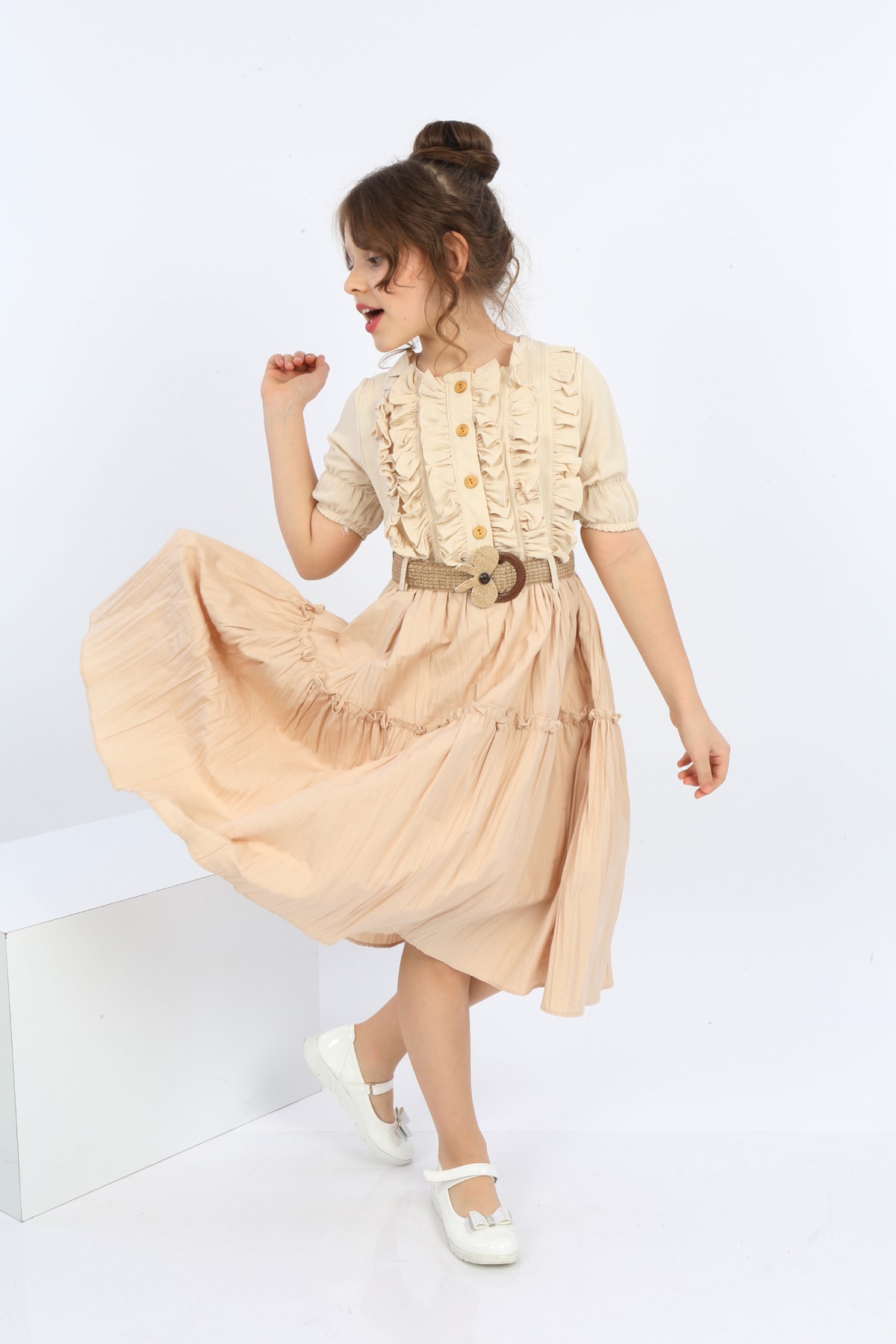 Mädchenkleid aus Chiffon mit Gürtel und Knöpfen vorne