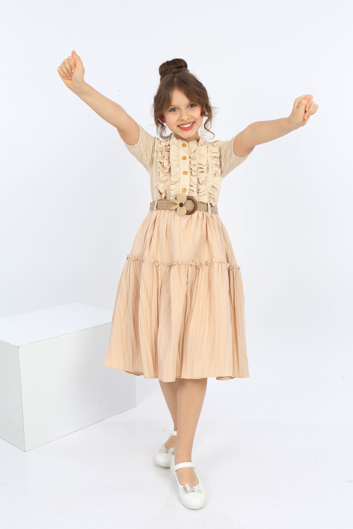 Mädchenkleid aus Chiffon mit Gürtel und Knöpfen vorne