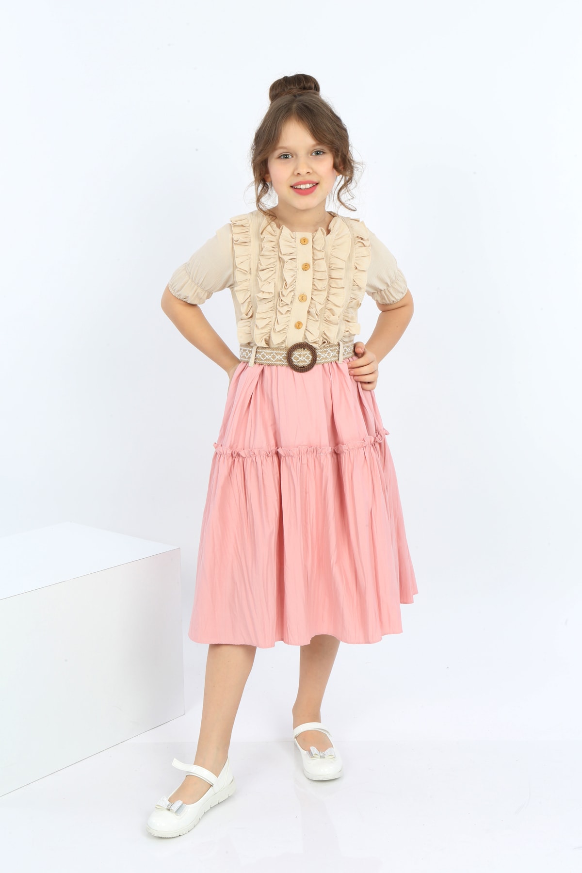 Mädchenkleid aus Chiffon mit Gürtel und Knöpfen vorne