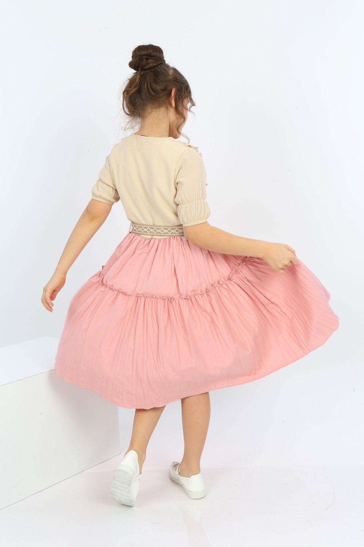 Mädchenkleid aus Chiffon mit Gürtel und Knöpfen vorne