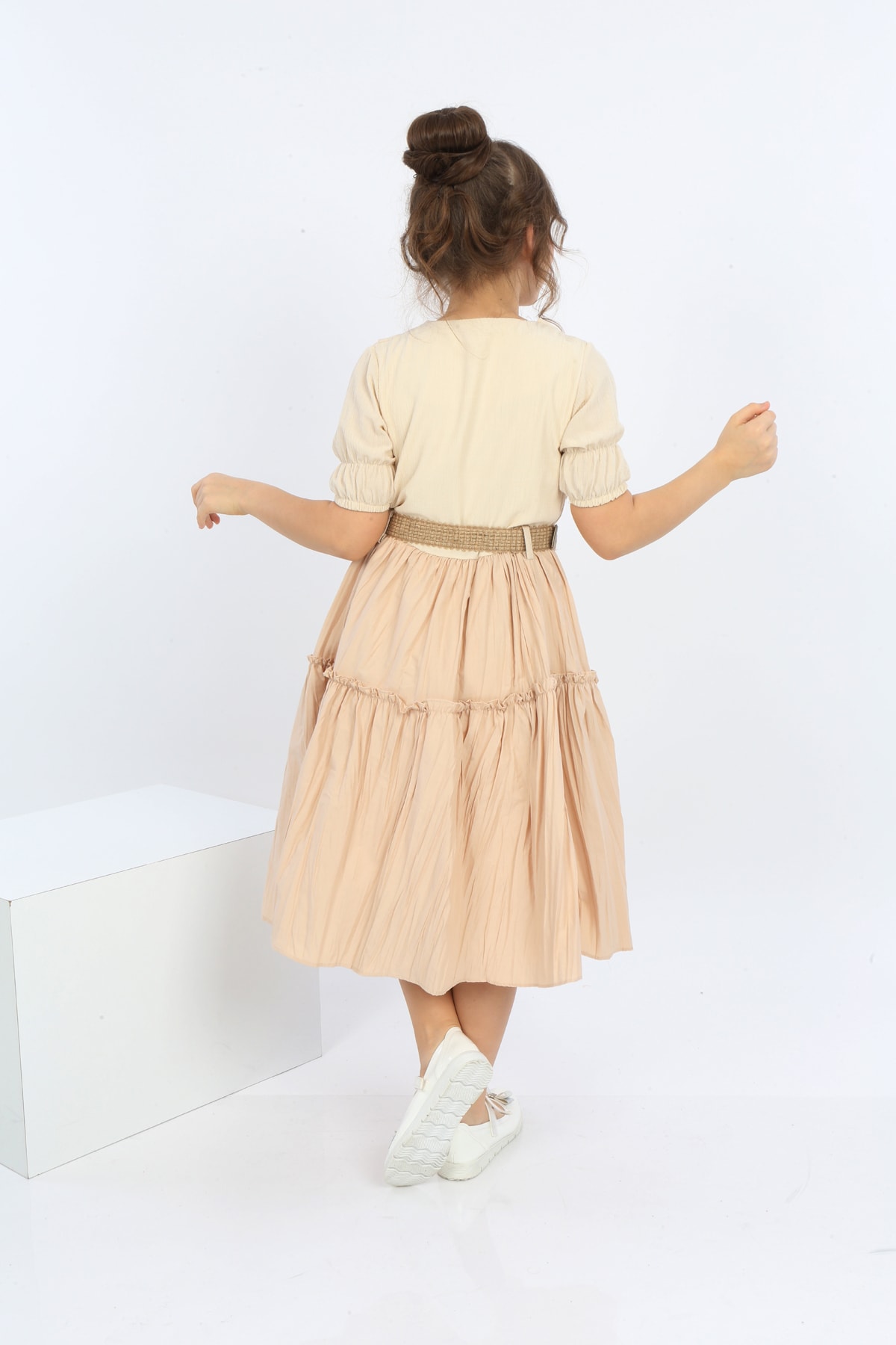 Mädchenkleid aus Chiffon mit Gürtel und Knöpfen vorne