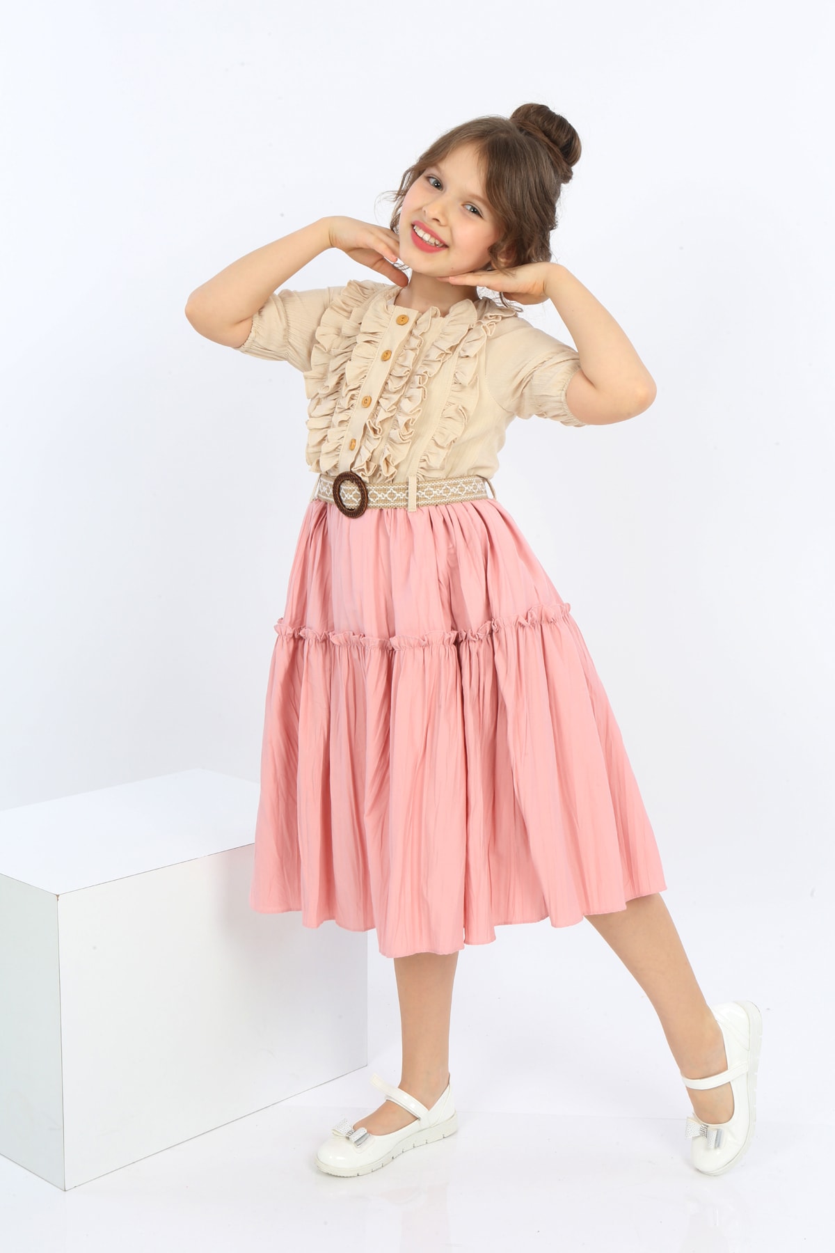 Mädchenkleid aus Chiffon mit Gürtel und Knöpfen vorne