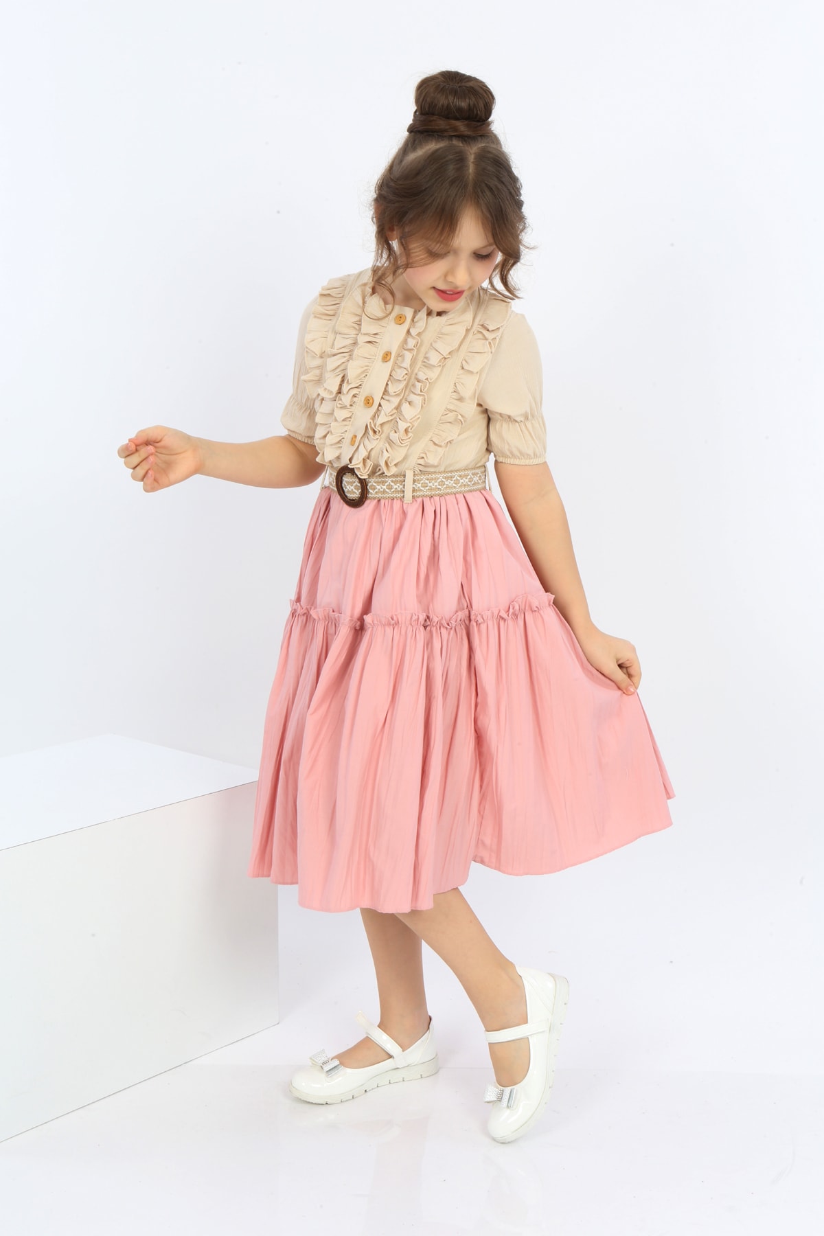 Mädchenkleid aus Chiffon mit Gürtel und Knöpfen vorne