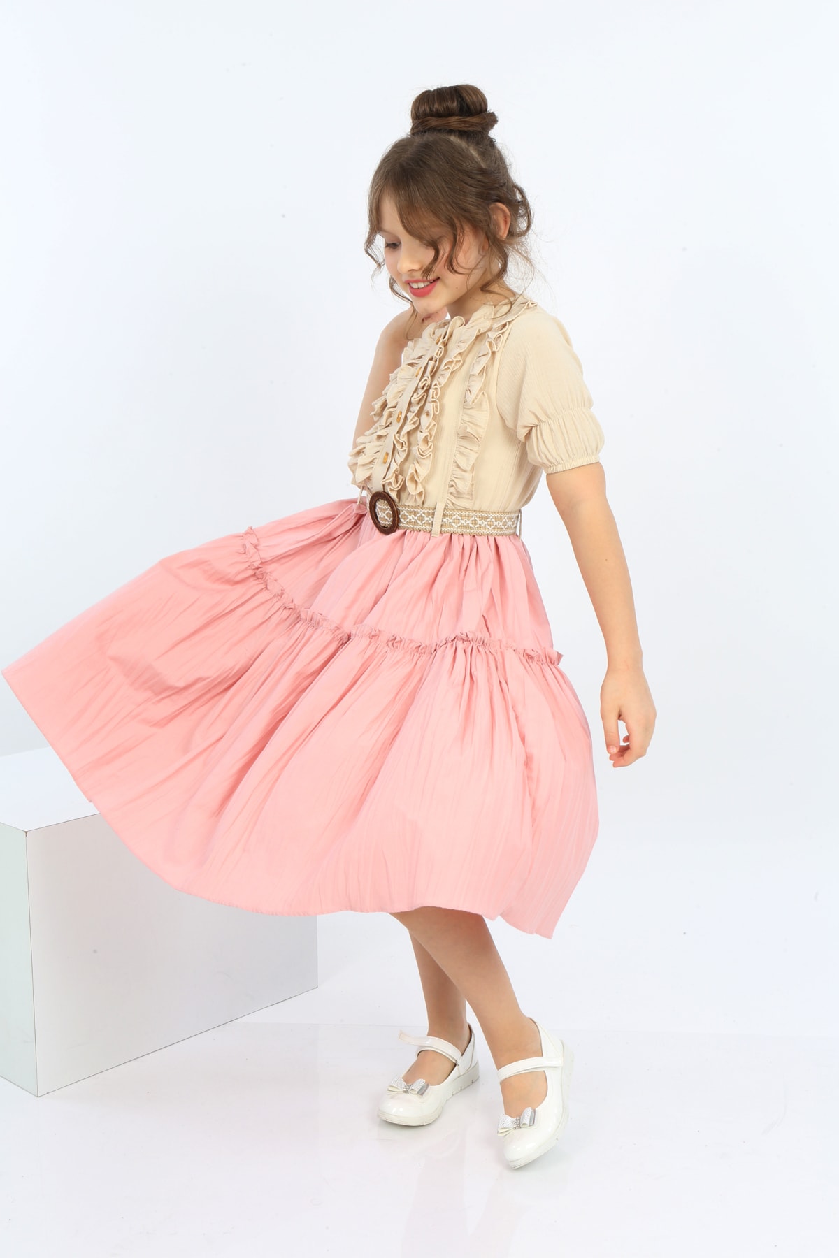 Mädchenkleid aus Chiffon mit Gürtel und Knöpfen vorne
