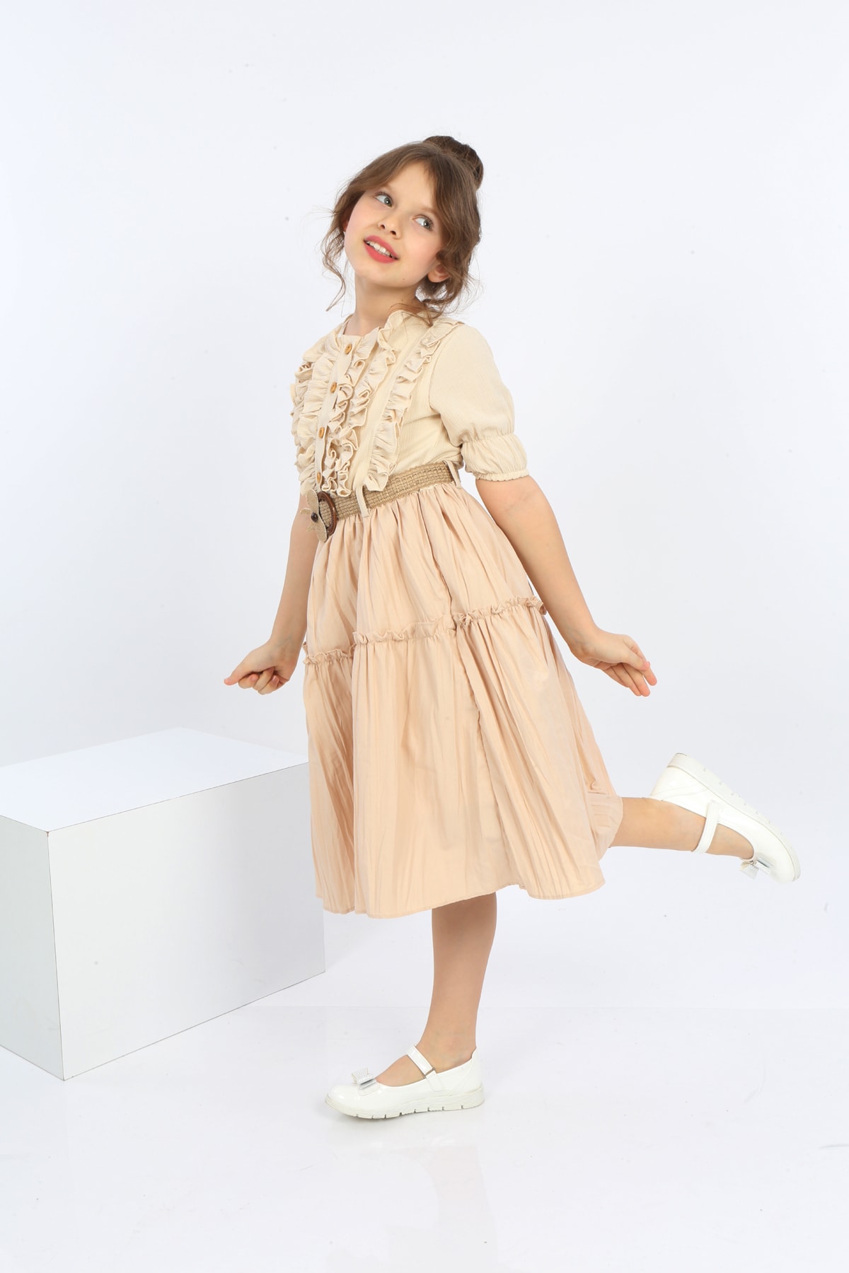 Mädchenkleid aus Chiffon mit Gürtel und Knöpfen vorne