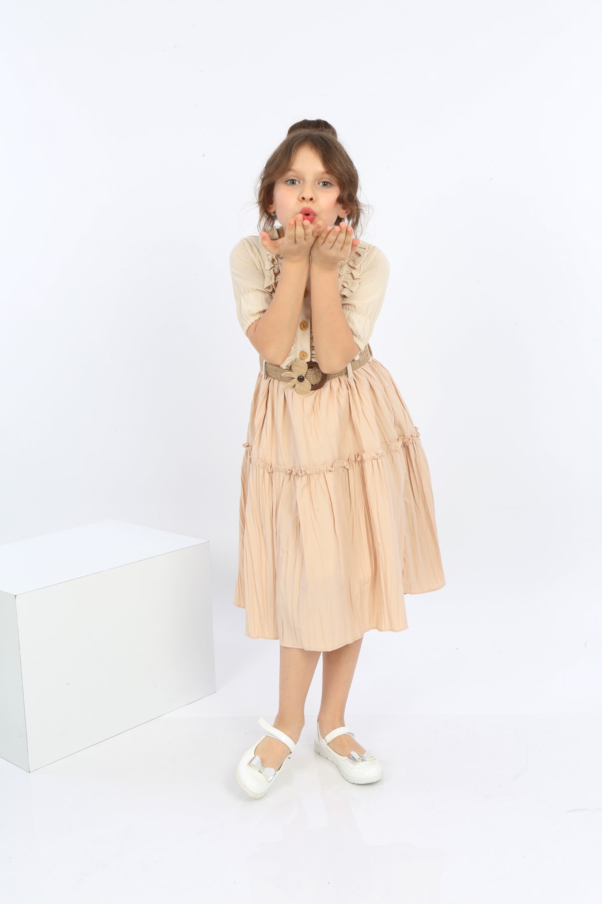Mädchenkleid aus Chiffon mit Gürtel und Knöpfen vorne