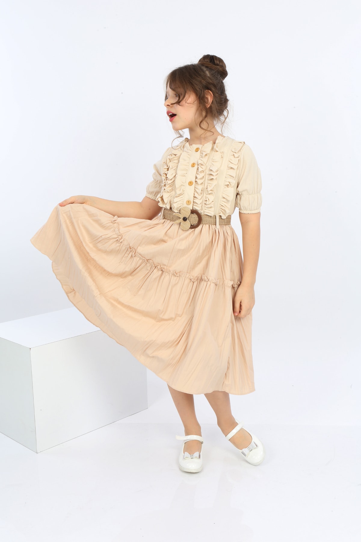 Mädchenkleid aus Chiffon mit Gürtel und Knöpfen vorne