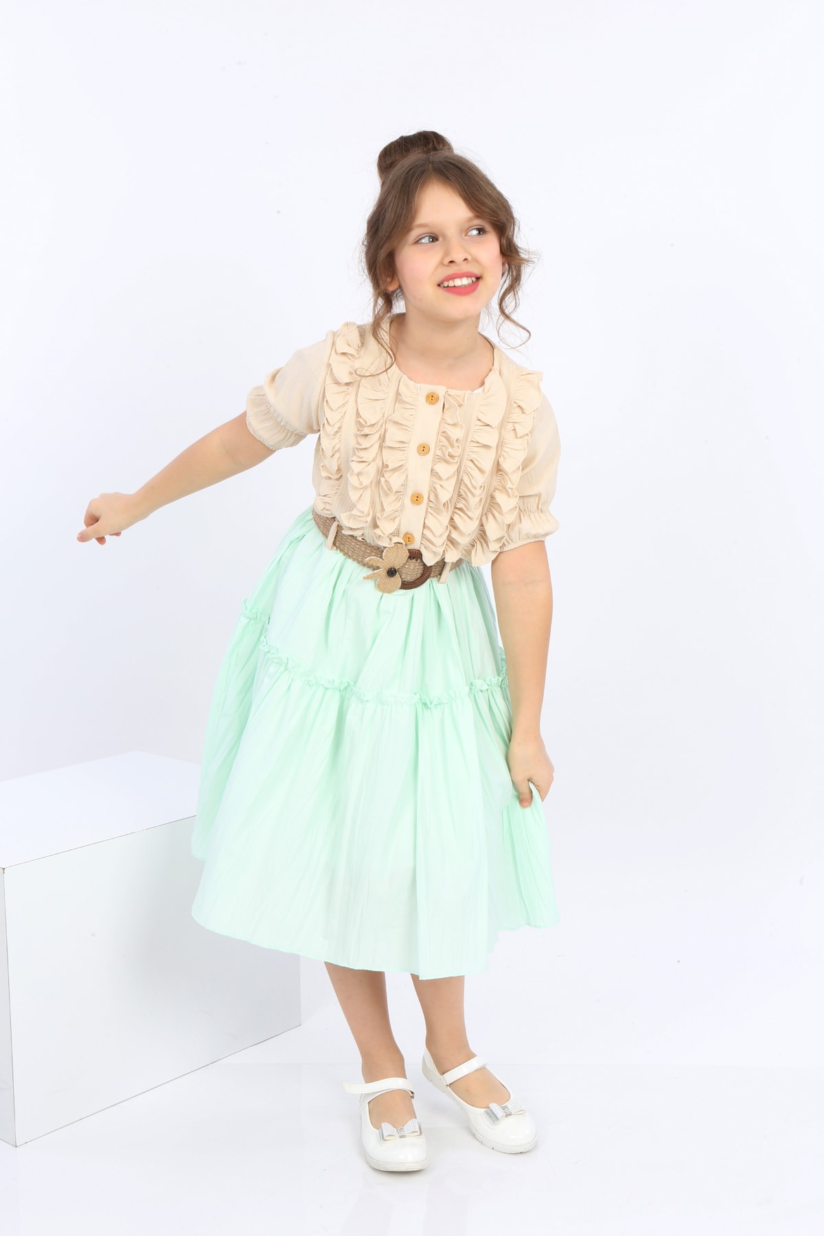 Mädchenkleid aus Chiffon mit Gürtel und Knöpfen vorne