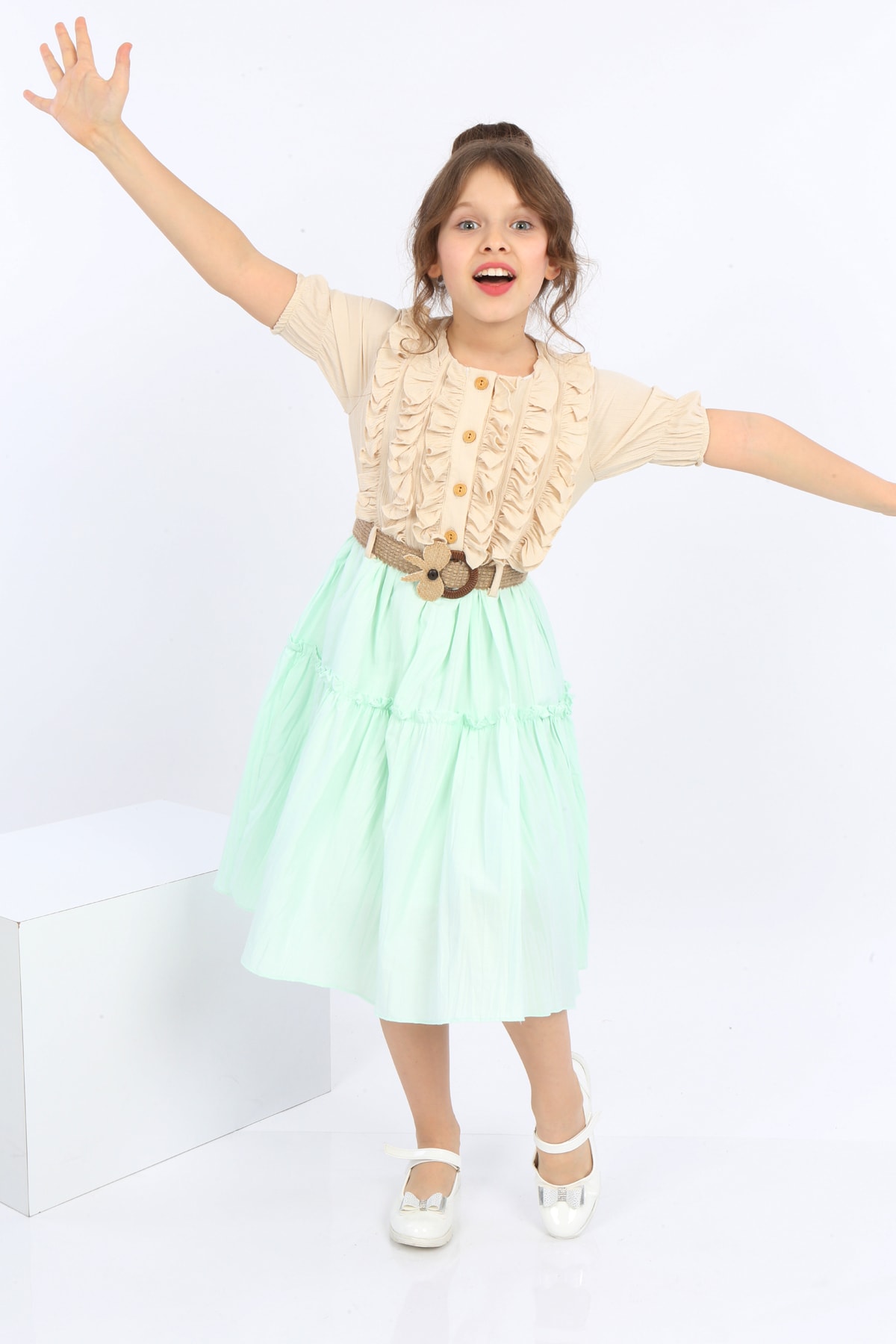 Mädchenkleid aus Chiffon mit Gürtel und Knöpfen vorne