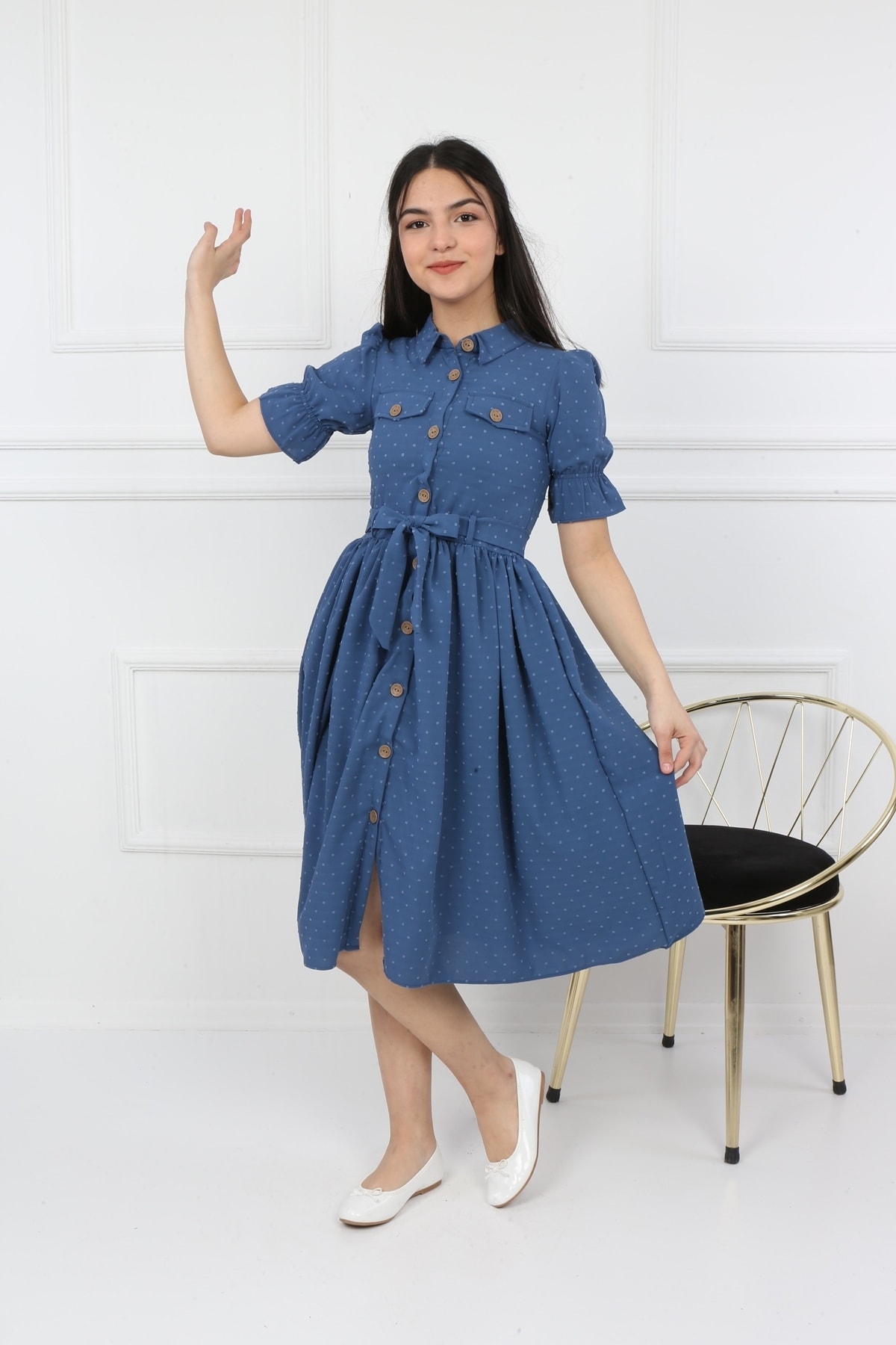 Kellnerlanges, geknöpftes Kleid