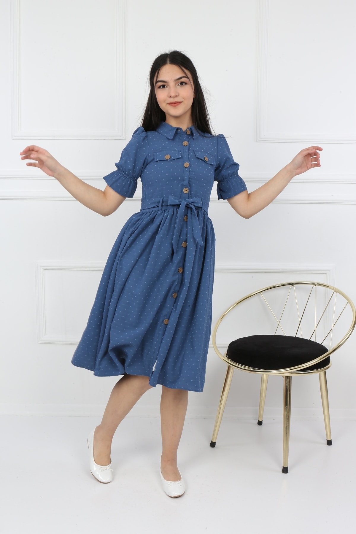 Kellnerlanges, geknöpftes Kleid