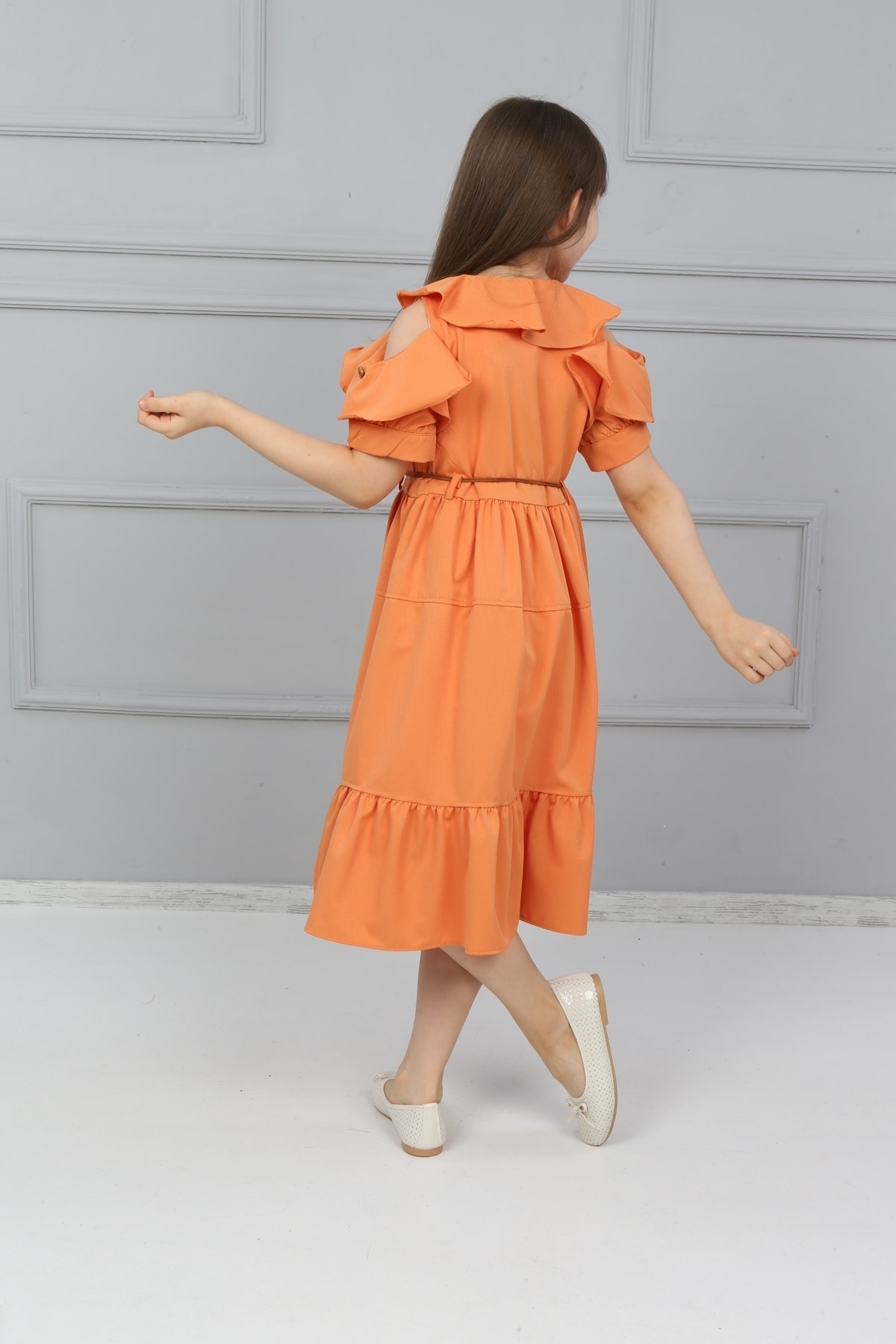 Kleid mit Seilgürtel, Vorder- und Manschettenknöpfen