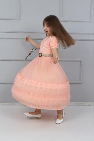 Платье из кружева и тюля средней длины с ожерельем