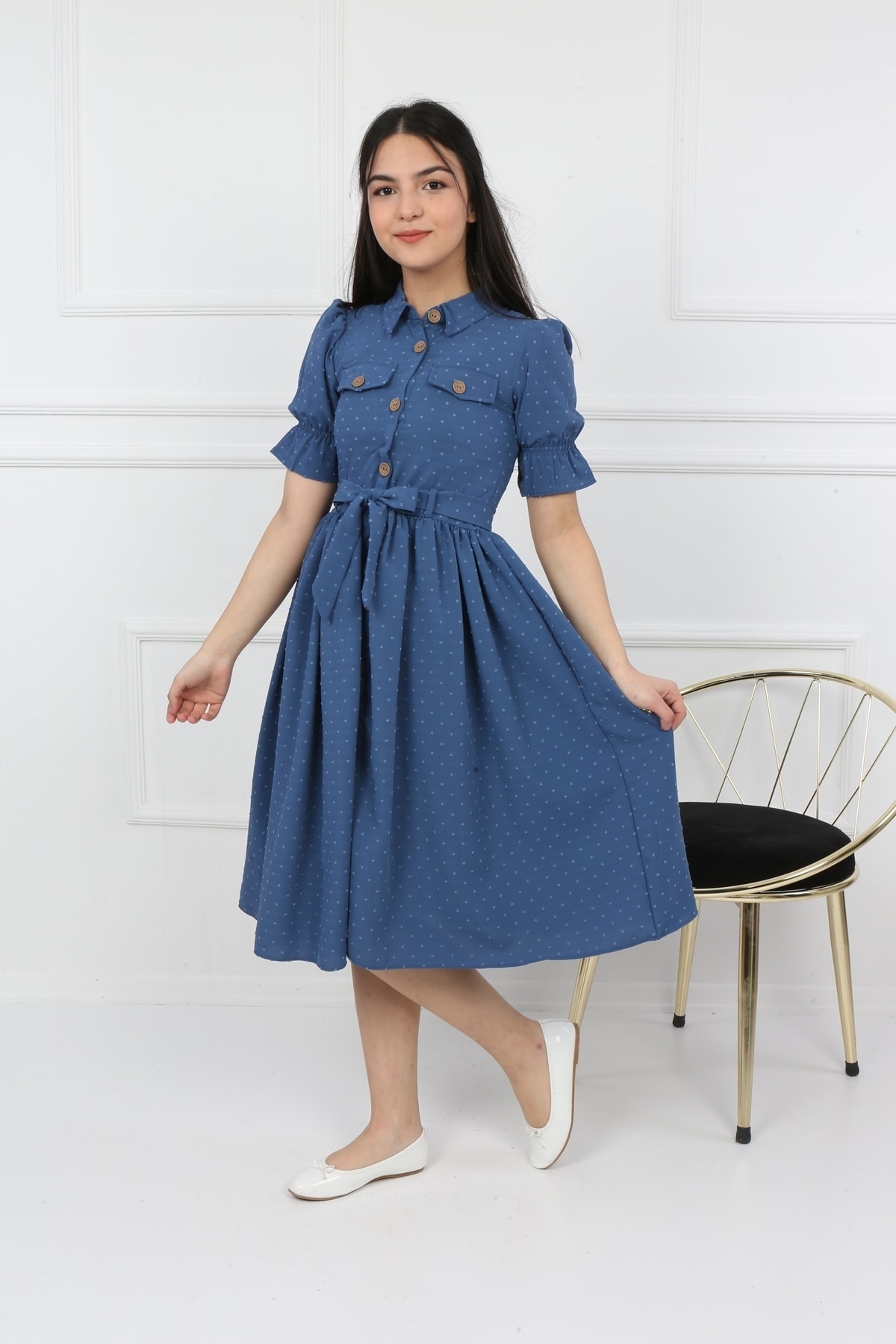 Kellnerlanges, geknöpftes Kleid