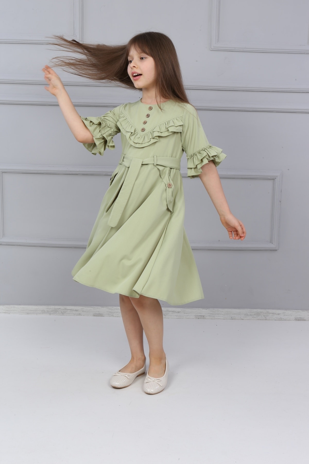Geknöpftes Kleid mit Rüschenärmeln