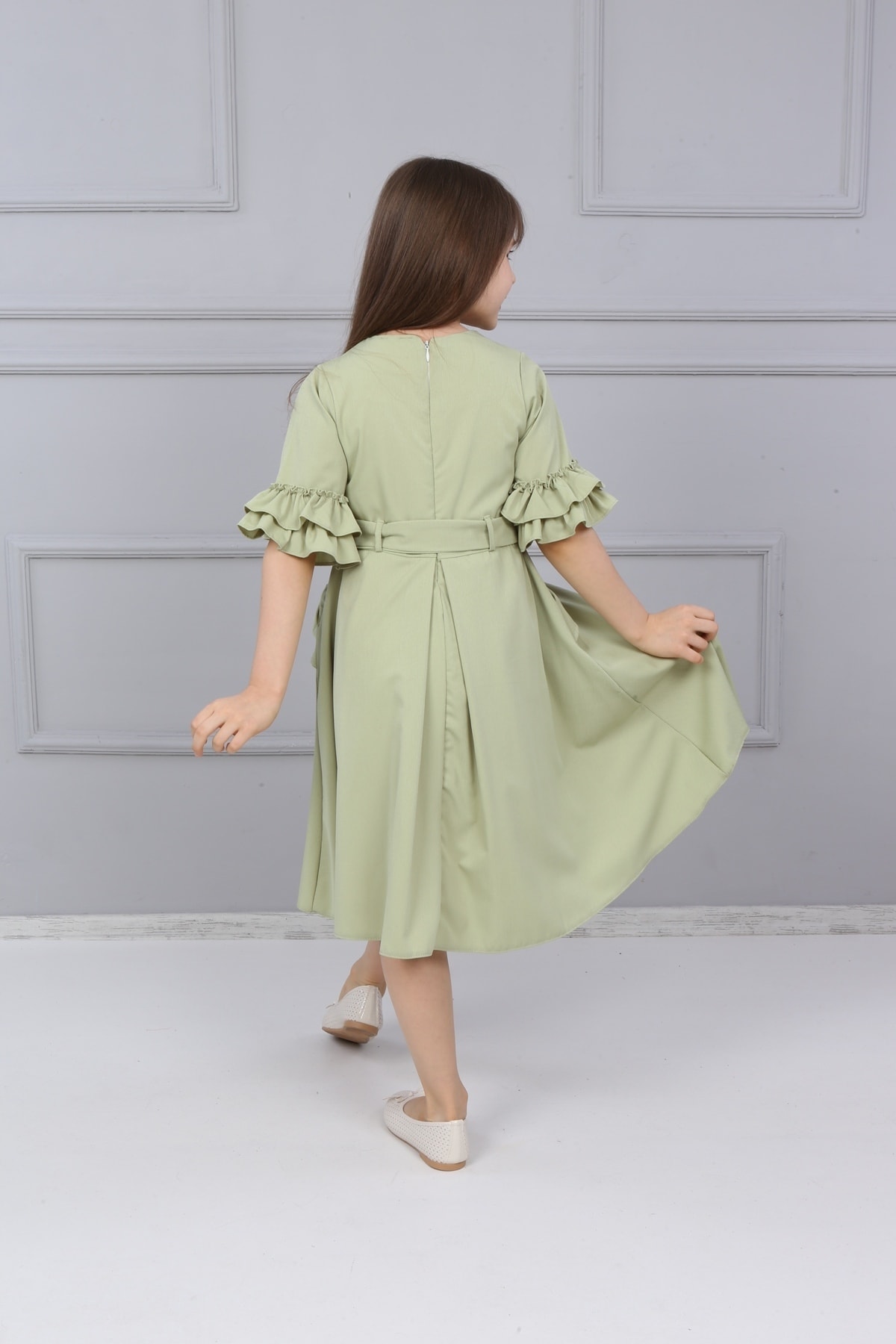 Geknöpftes Kleid mit Rüschenärmeln