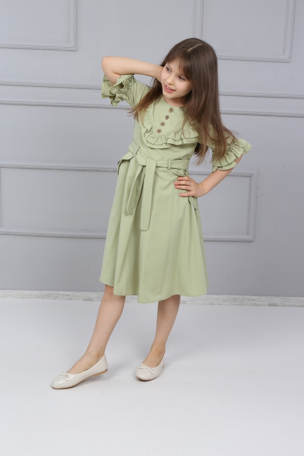 Geknöpftes Kleid mit Rüschenärmeln