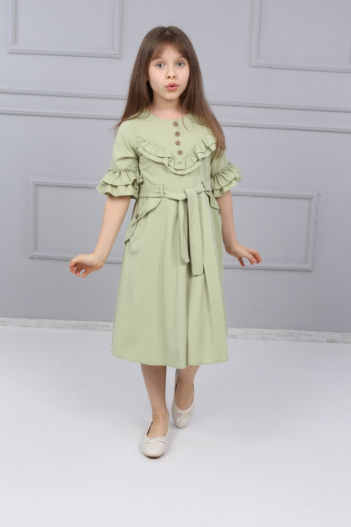 Geknöpftes Kleid mit Rüschenärmeln