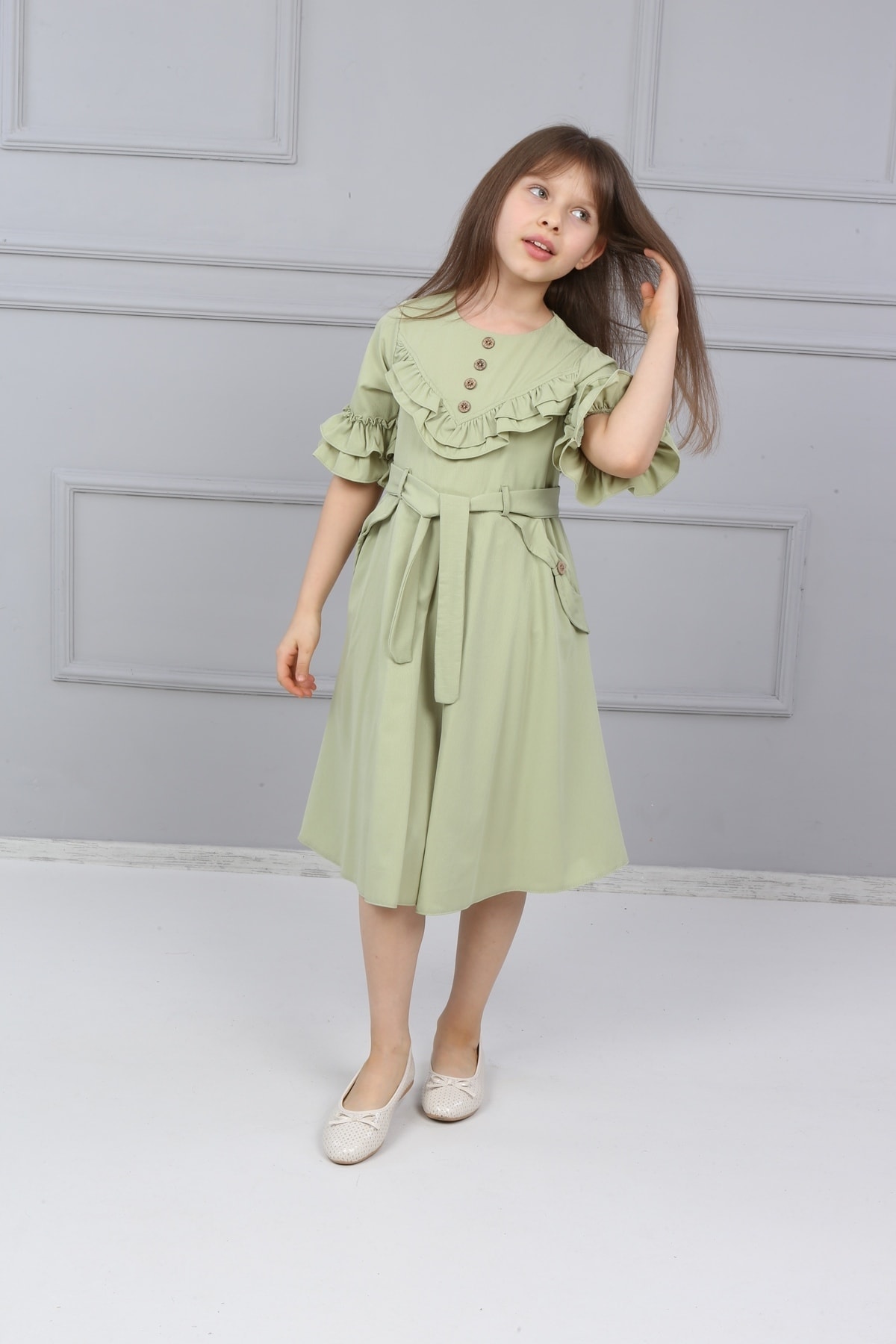 Geknöpftes Kleid mit Rüschenärmeln