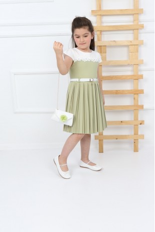 فستان بناتي ذو حقيبة خضراء مطوي