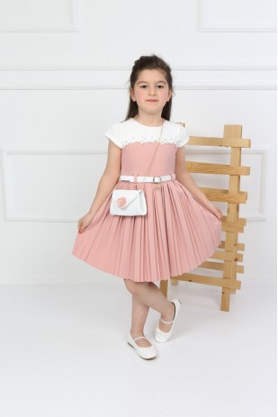 فستان بناتي باللون الوردي على شكل حقيبة مطوي