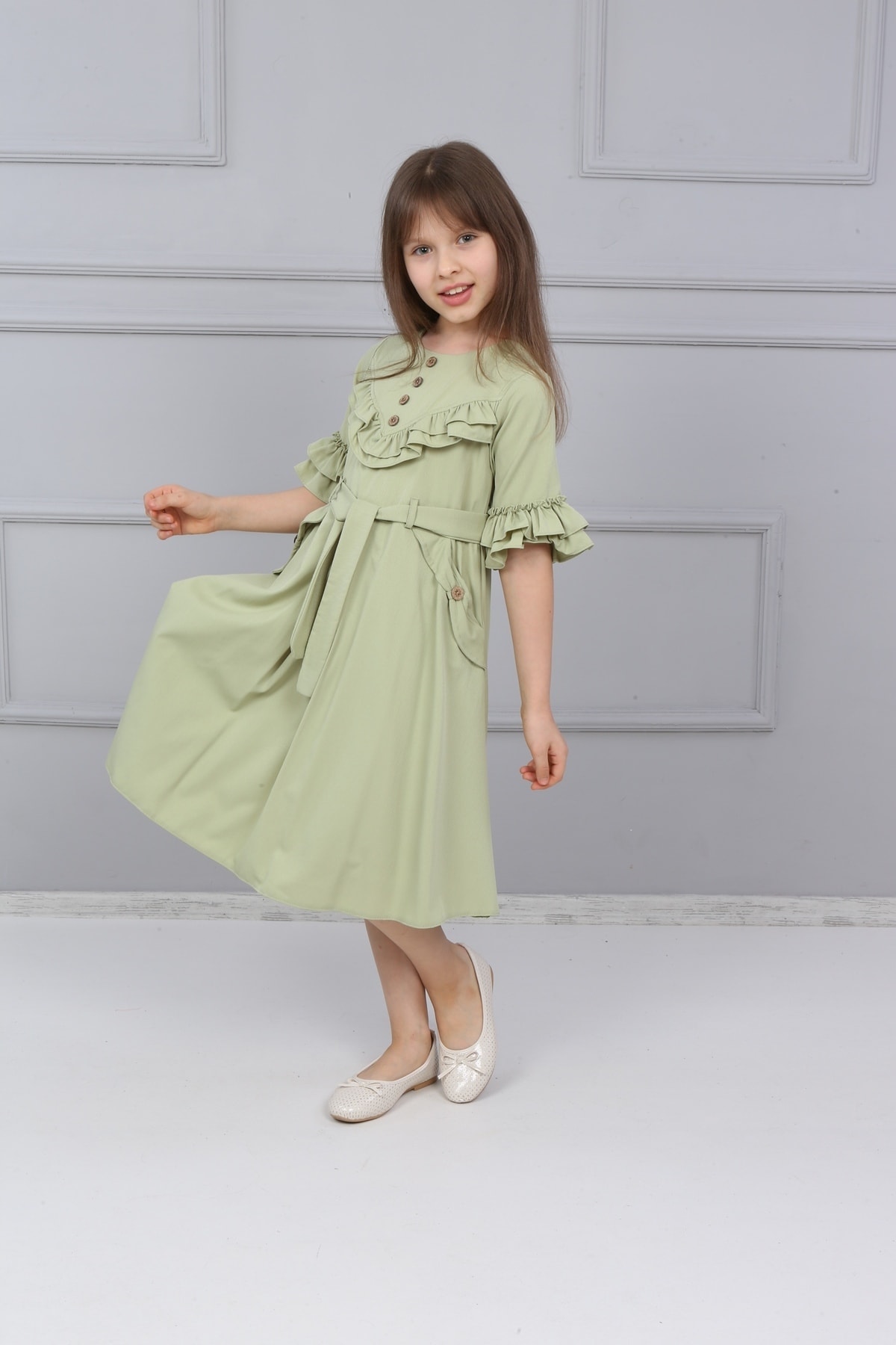 Geknöpftes Kleid mit Rüschenärmeln