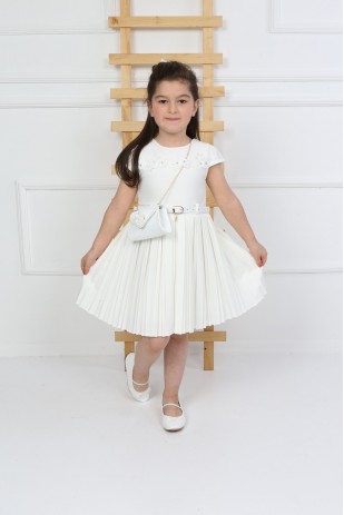 فستان فتاة بيضاء حقيبة مطوي