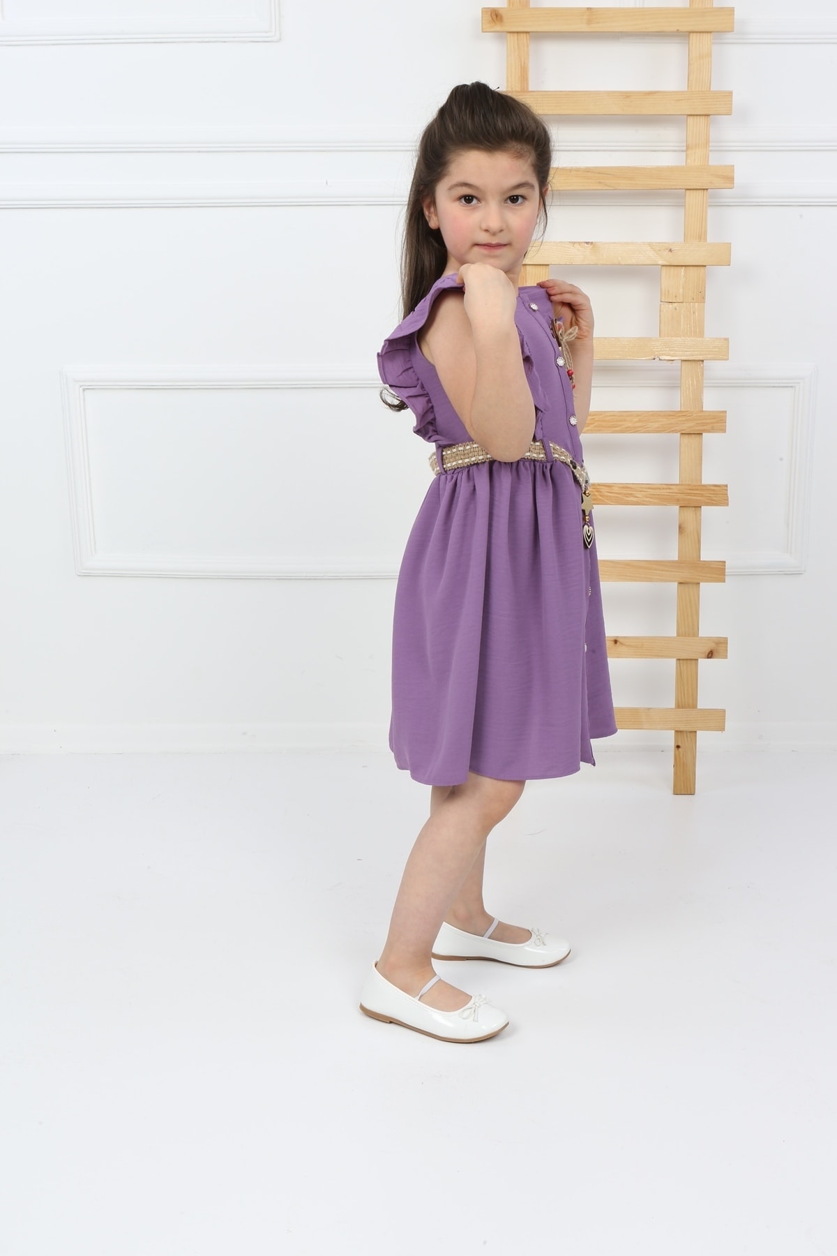 Lilafarbenes Mädchenkleid mit Knöpfen