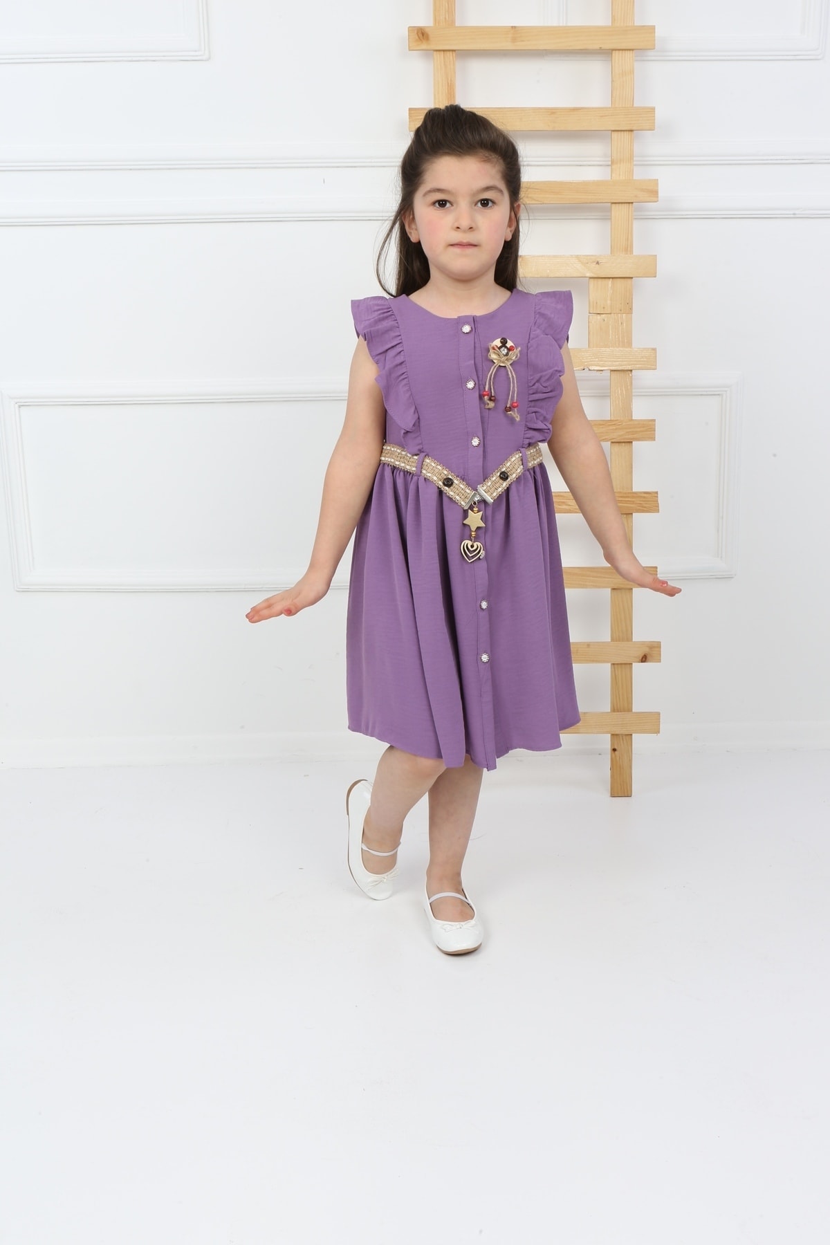 Lilafarbenes Mädchenkleid mit Knöpfen
