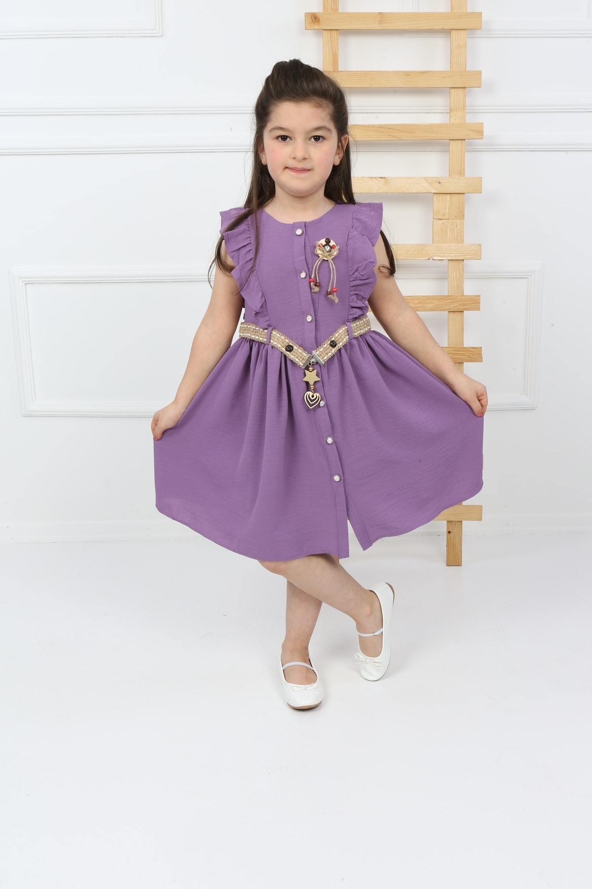 Lilafarbenes Mädchenkleid mit Knöpfen