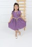 Lilafarbenes Mädchenkleid mit Knöpfen