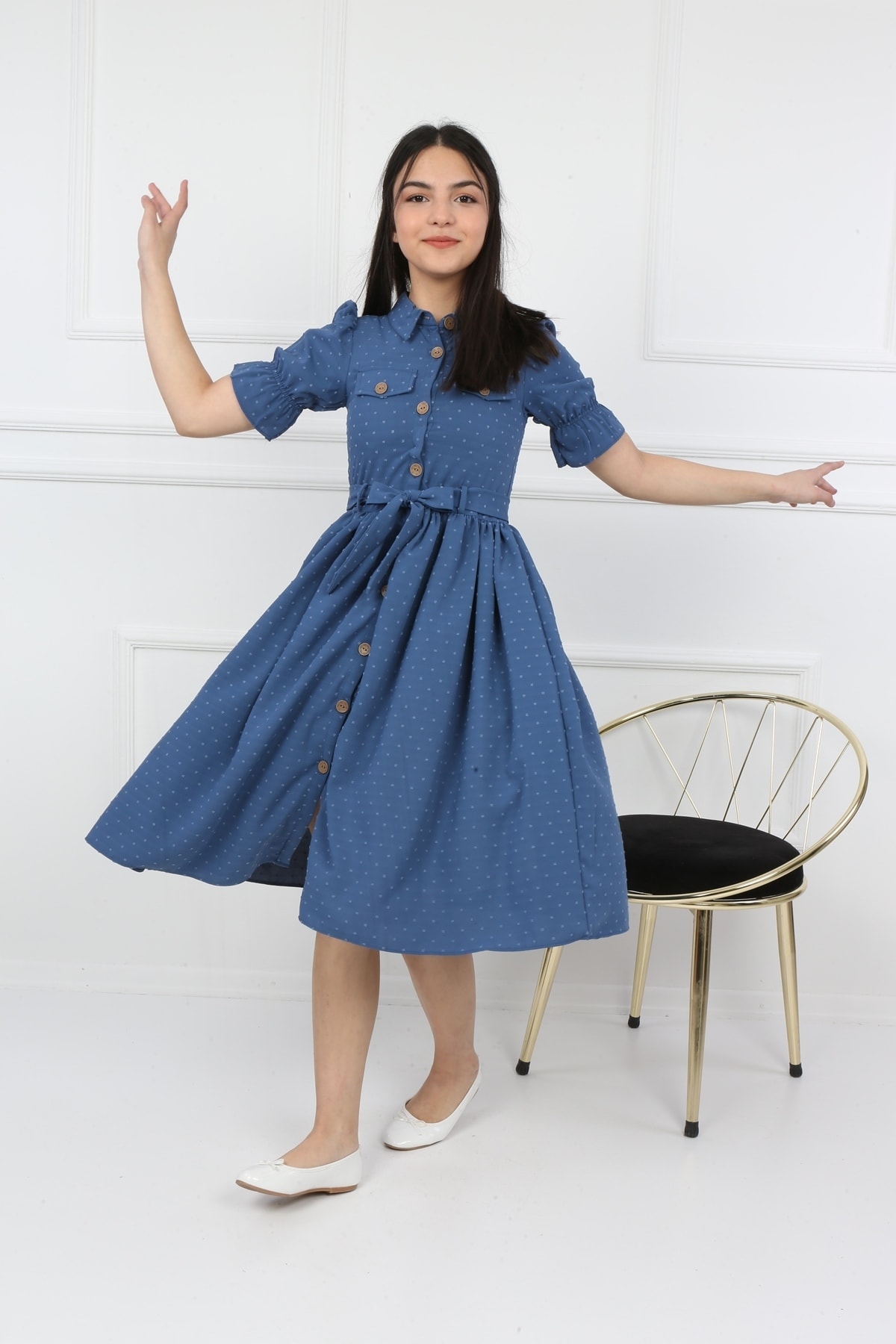 Kellnerlanges, geknöpftes Kleid