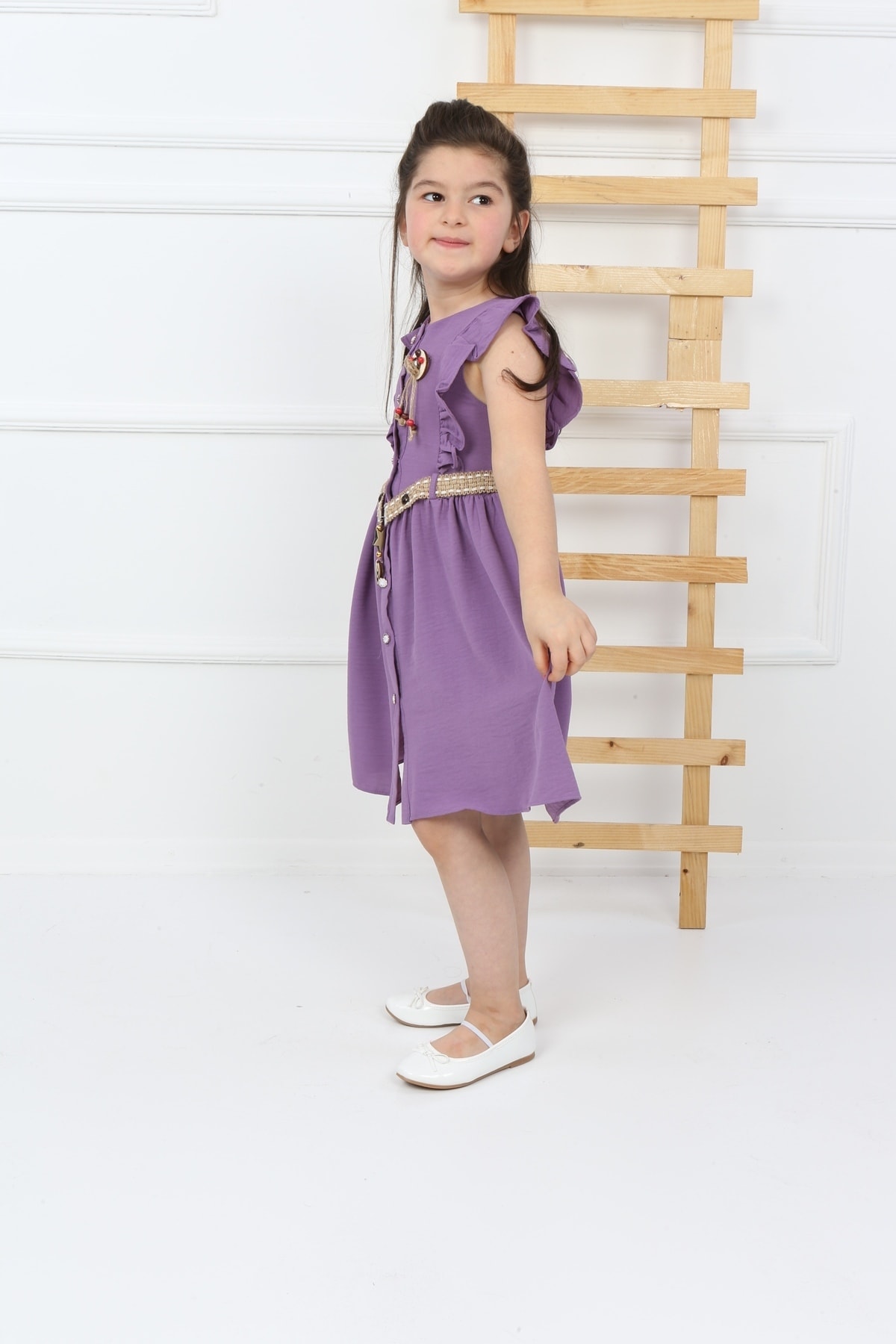 Lilafarbenes Mädchenkleid mit Knöpfen